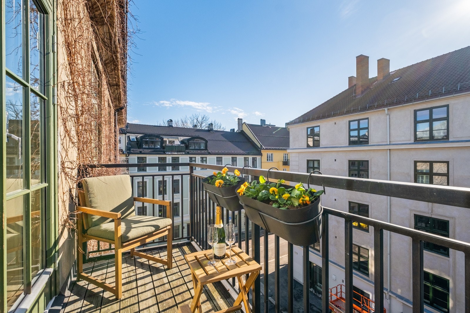 Det er en solrik balkong utenfor stuen. Galleribilde