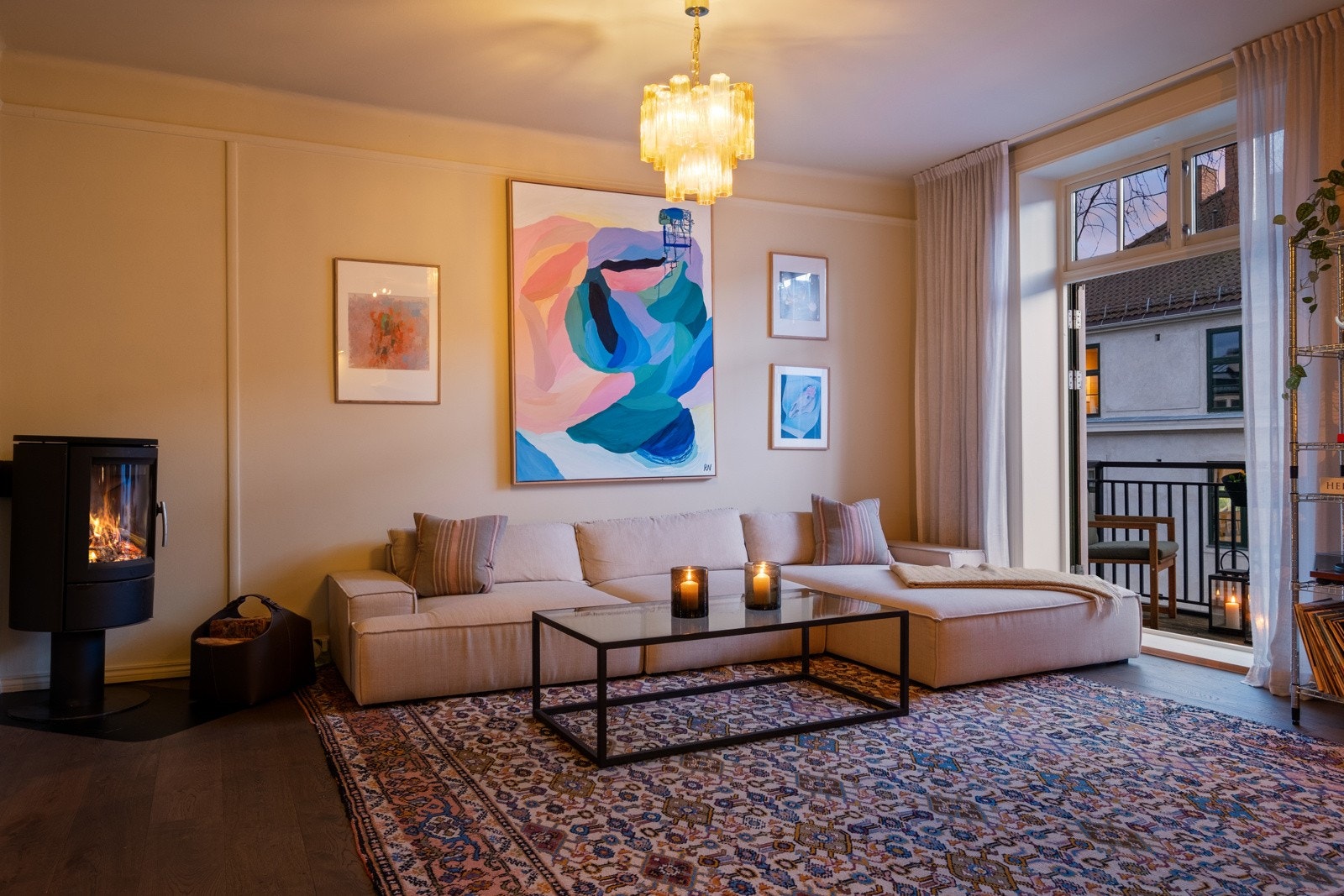 En lekker peisovn gir mulighet for lun varme fra vedfyring. Galleribilde