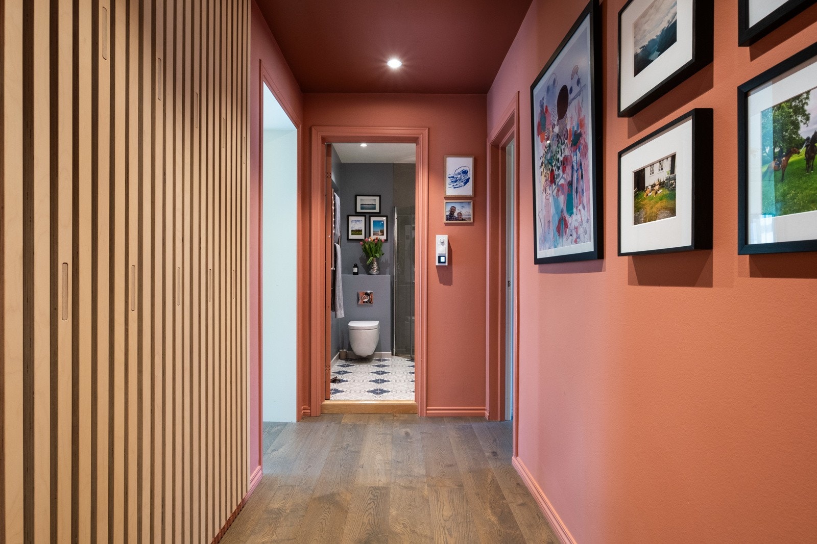 Spilevegg i entréen er en lekker detalj som "løfter" rommet. Galleribilde