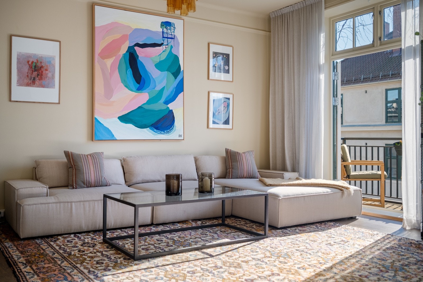 Stuen har en generøs takhøyde på hele 2,79 meter. Galleribilde