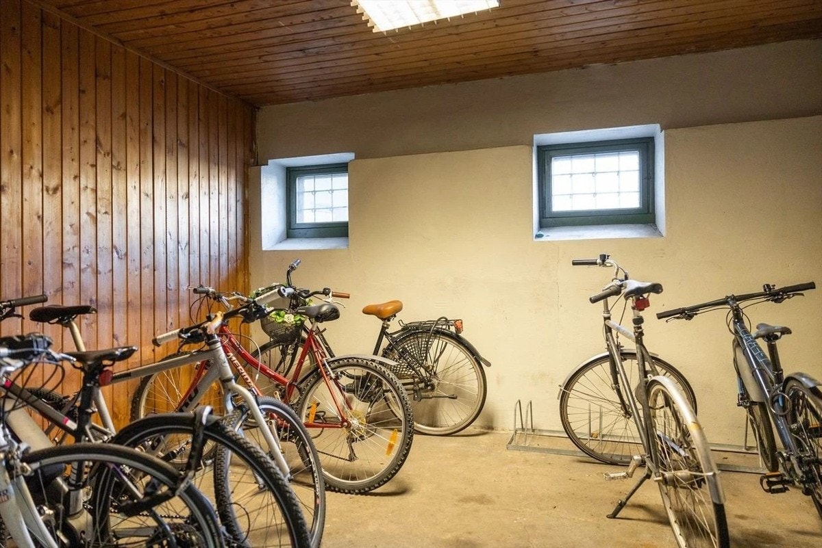 Det er felles sykkelbod i kjelleren. Galleribilde