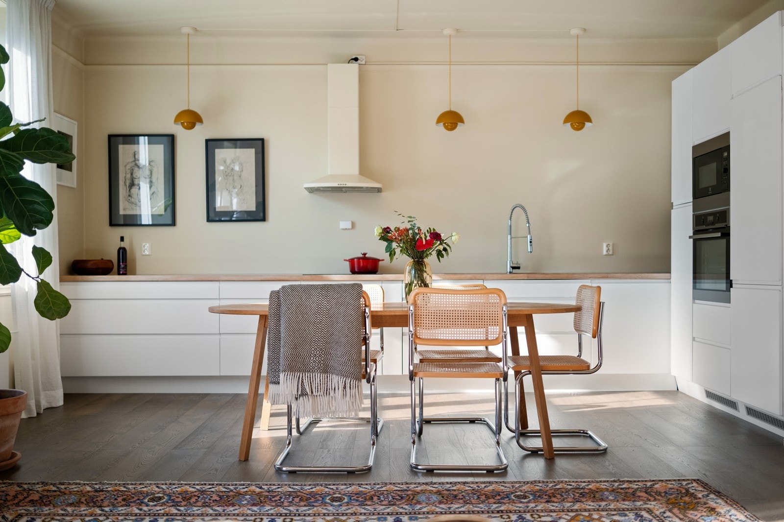 Kjøkkenet har god arbeidsplass. Galleribilde