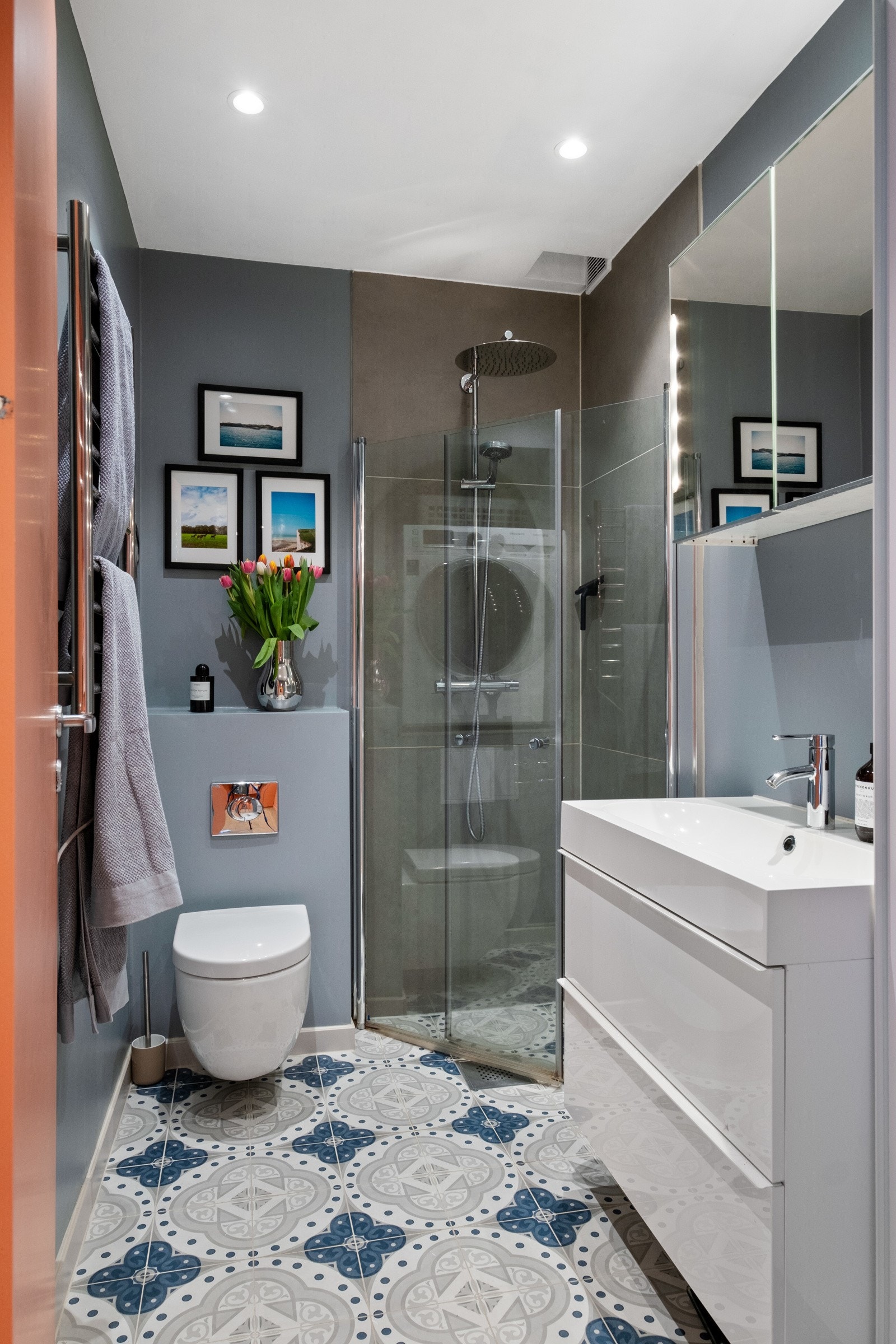 Badet har lekkert flisgulv med varme. Galleribilde