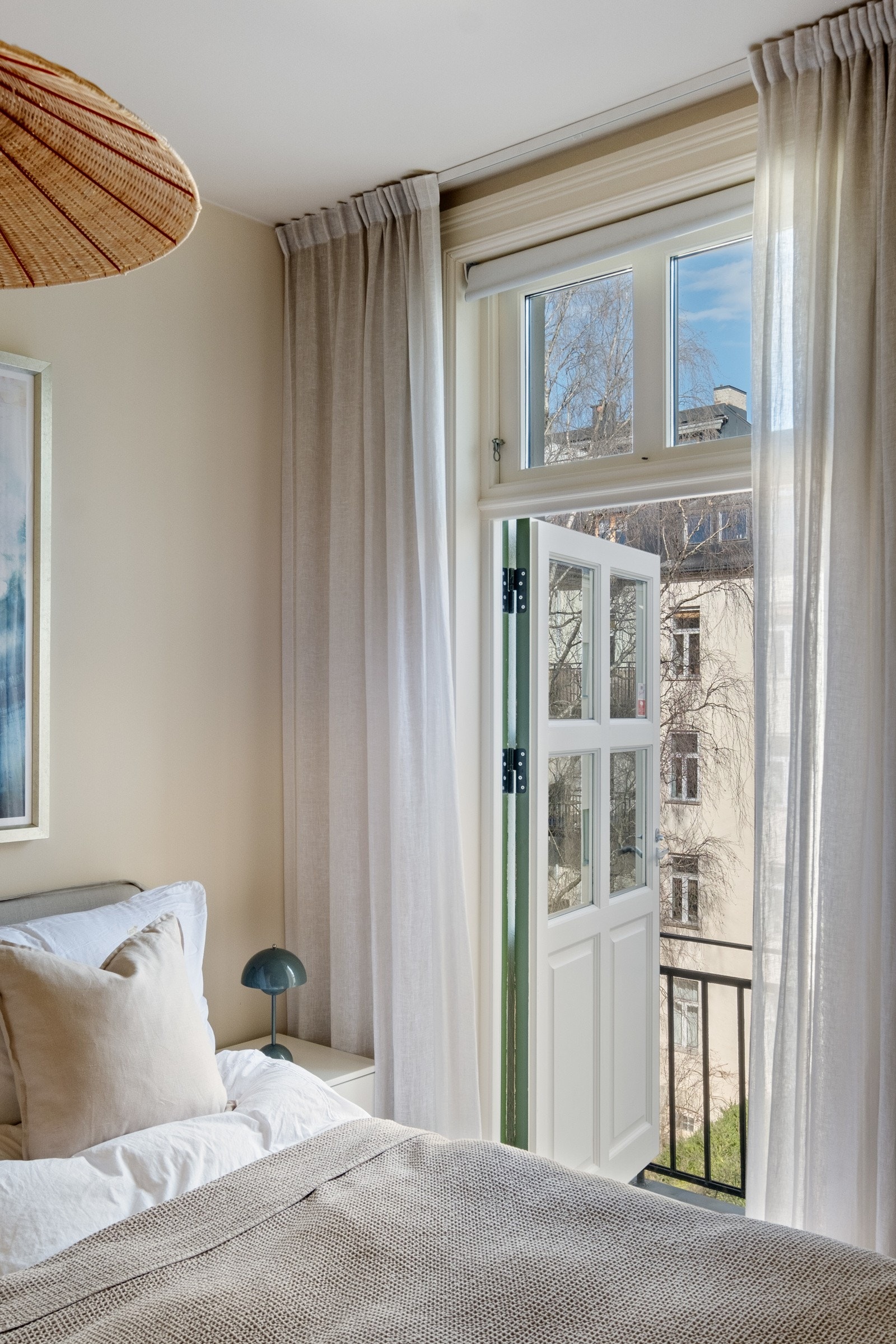 Det er brannbalkong utenfor soverommet. Galleribilde