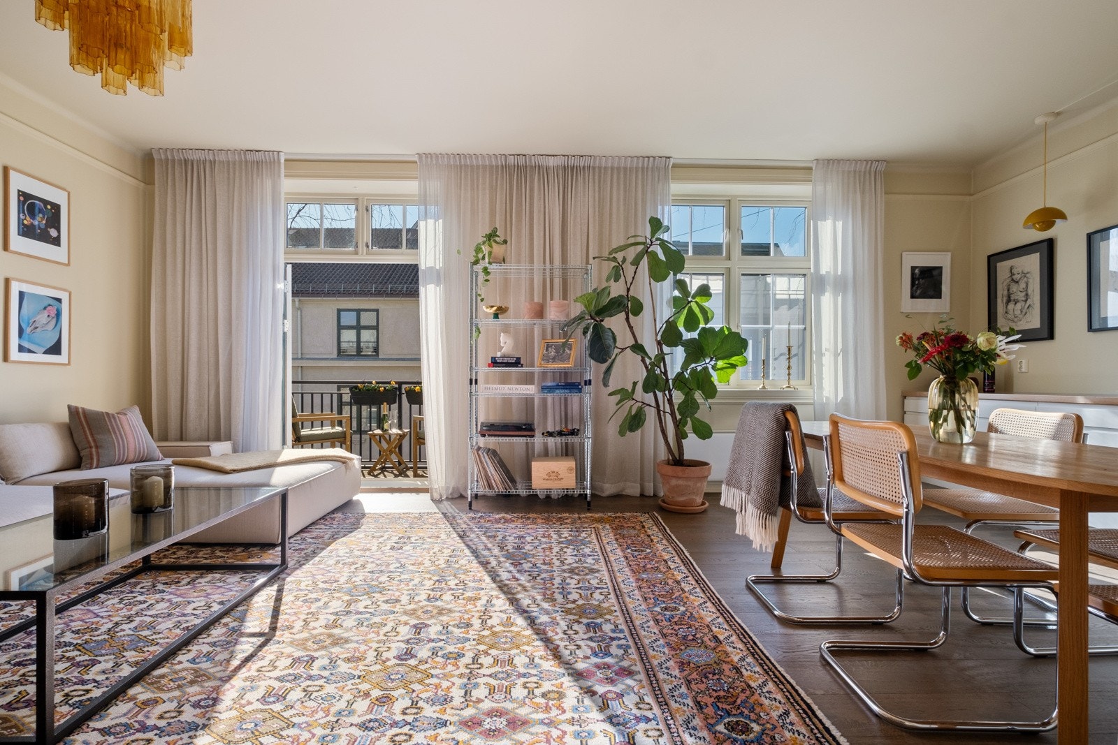 En tofløyet dør mot balkongen gir en god åpning og mye luft. Galleribilde