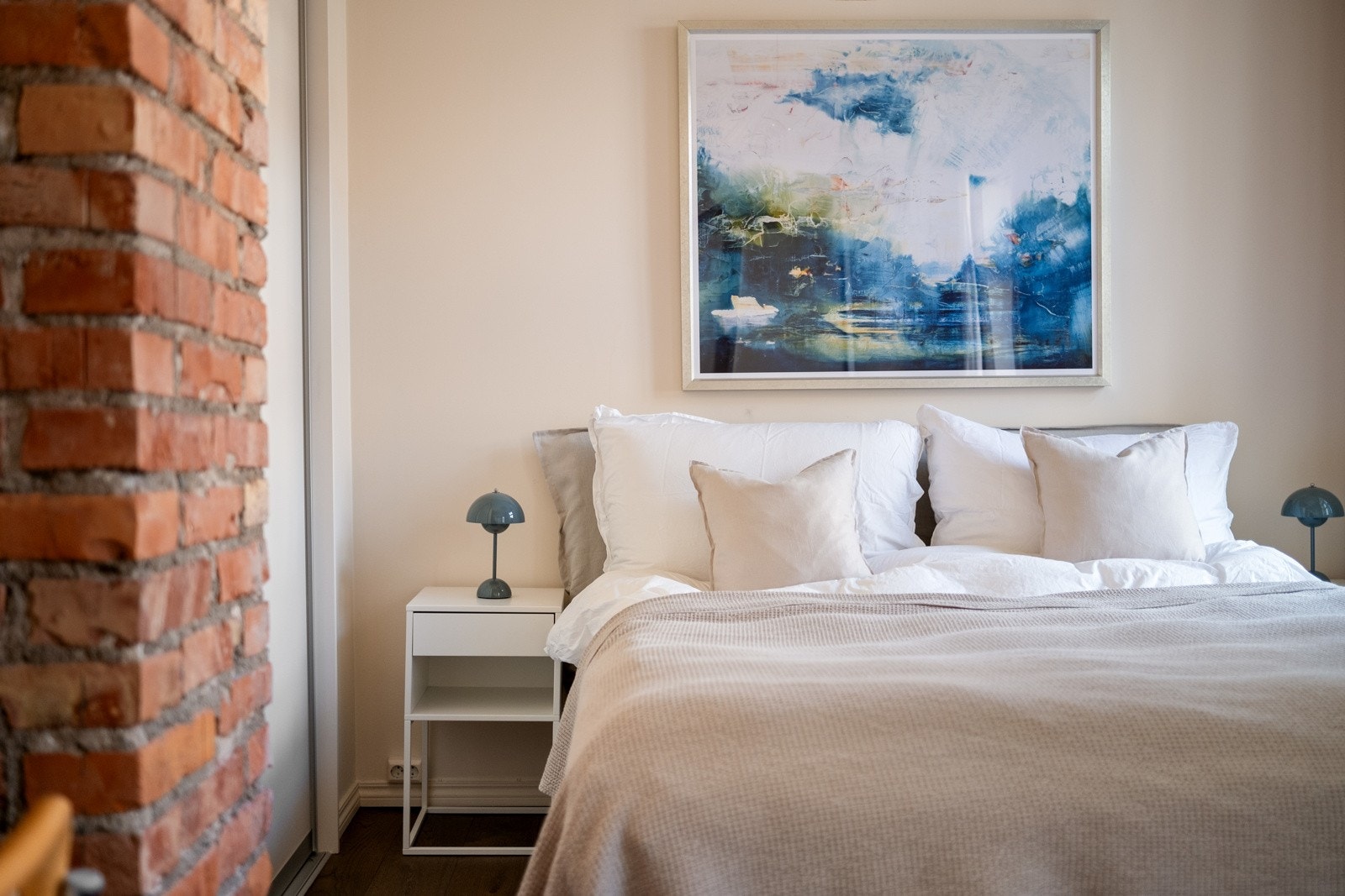 Soverommet har god plass til dobbeltseng og ulikt soveromsmøblement. Galleribilde