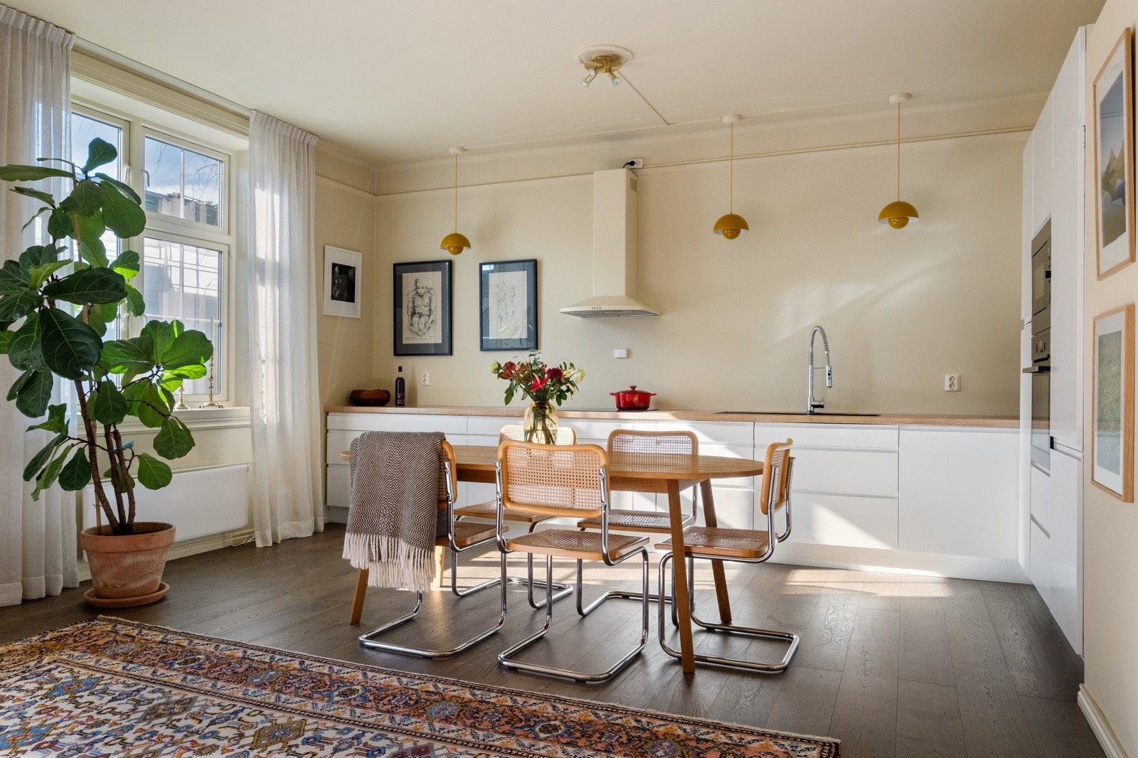 Det er god plass til et romslig spisebord. Galleribilde