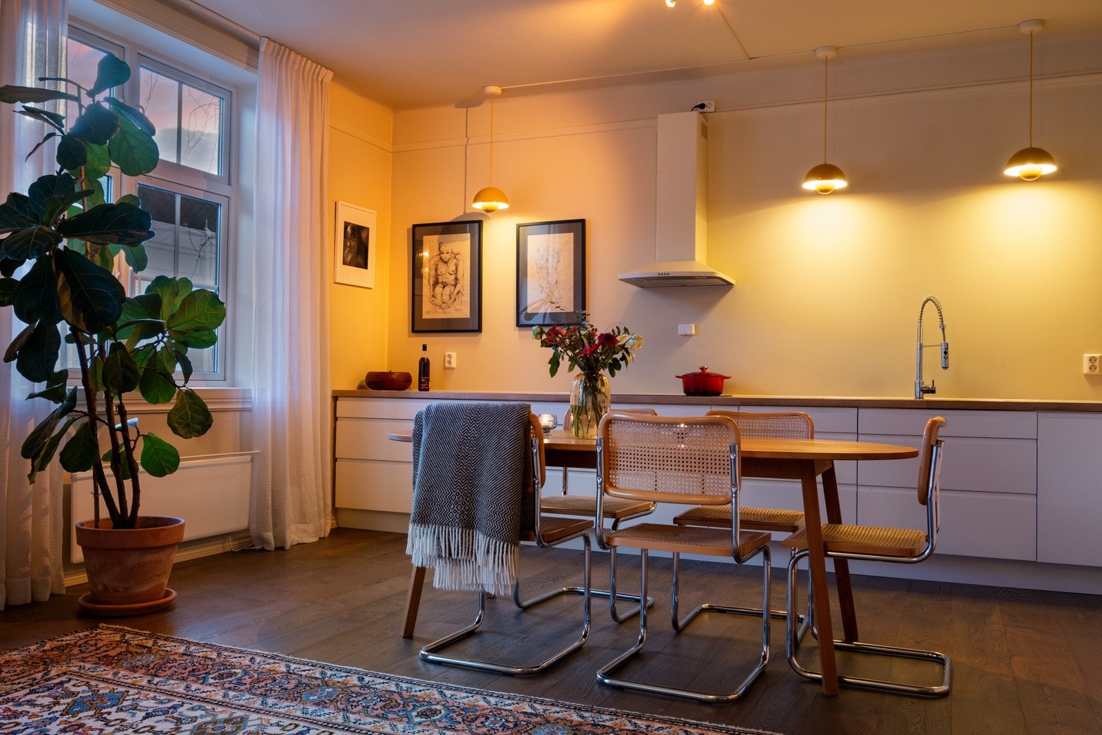 Det er god lyssetting i stuen og kjøkkenet. Galleribilde