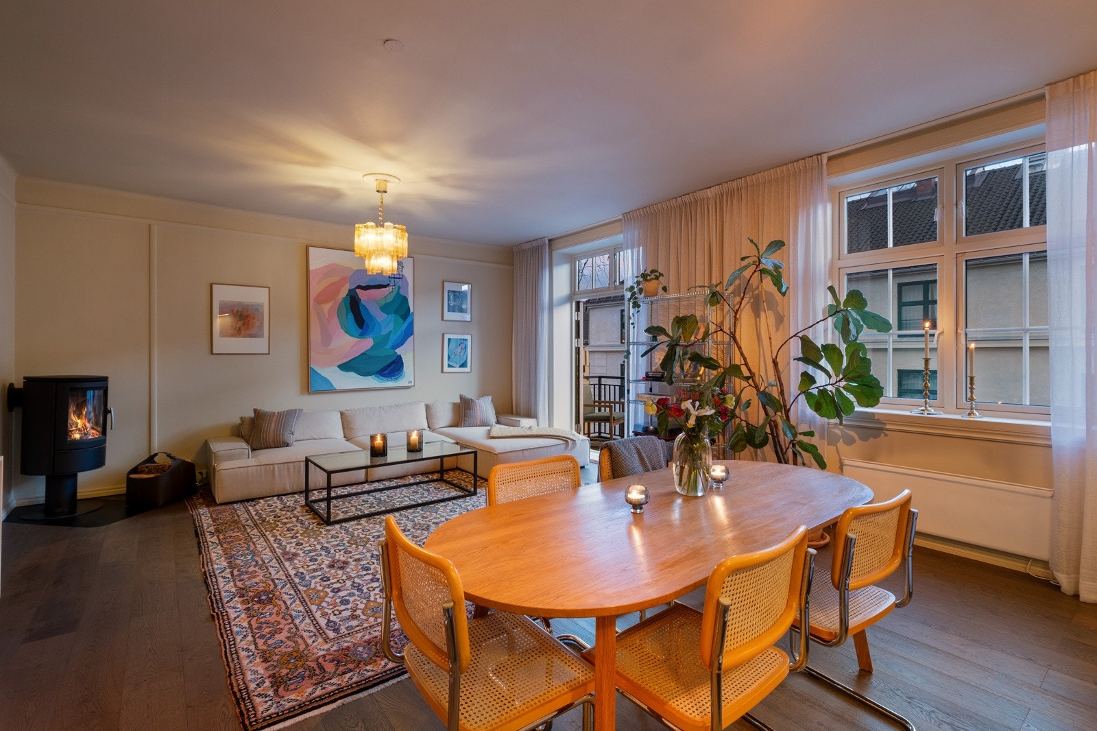 Den romslige stuen er som skapt til å invitere gode venner til hyggelig samvær. Galleribilde