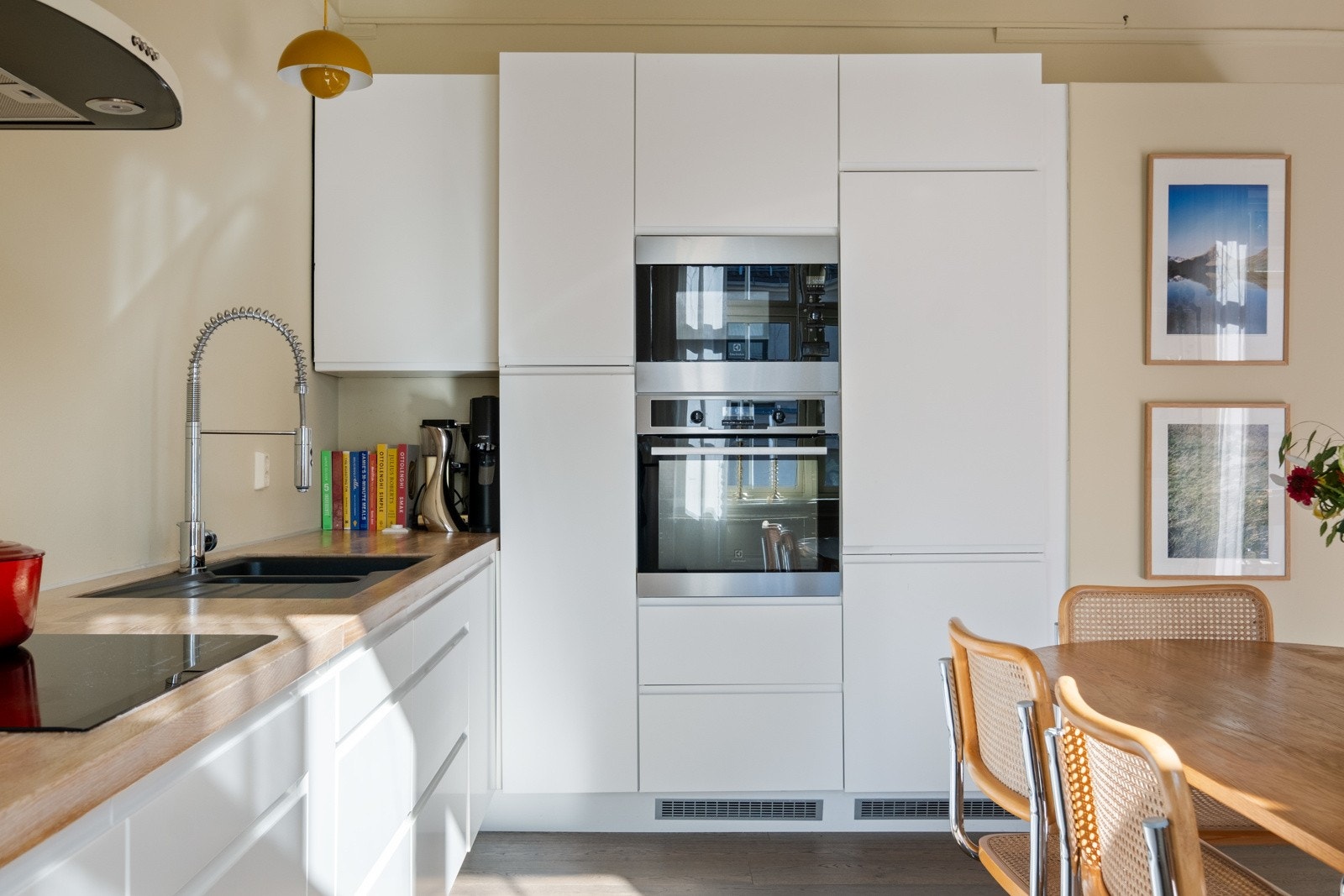 Stekeovn, mikrobølgeovn, induksjonstopp og oppvaskmaskin følger boligen. Galleribilde