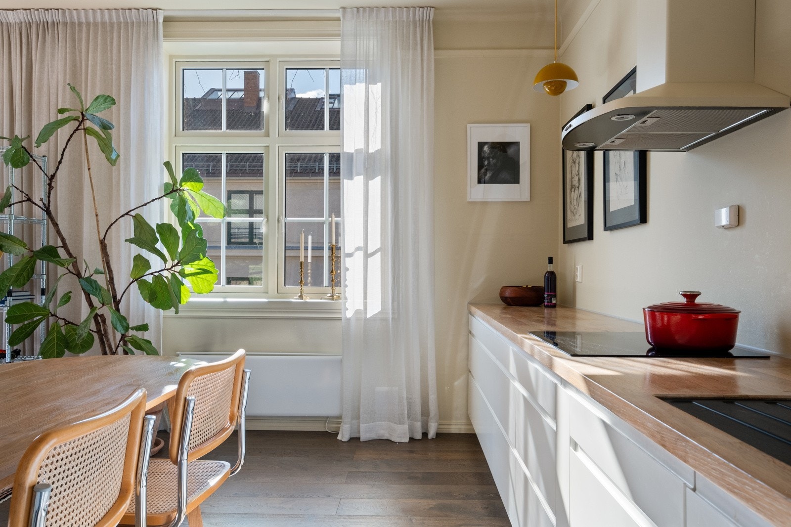 Kjøkkenet har god benkeplass og heltre benkeplate. Galleribilde