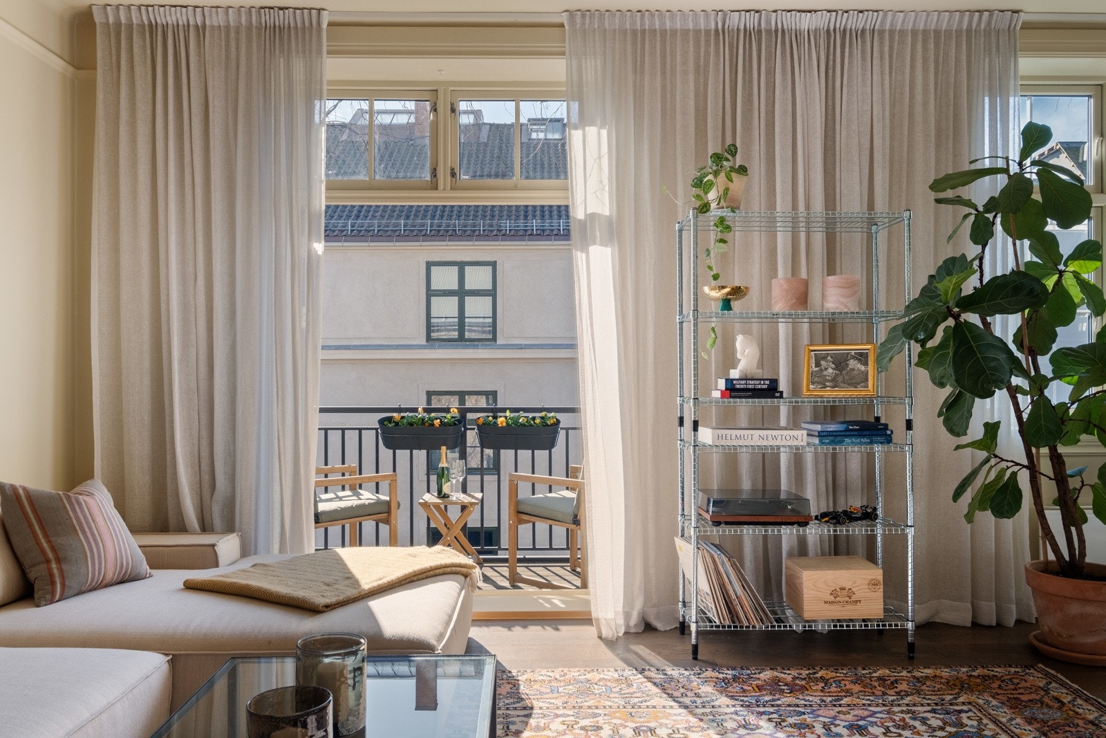 Lekre farger og gode lyslinjer gir en helt unik atmosfære i boligen. Galleribilde