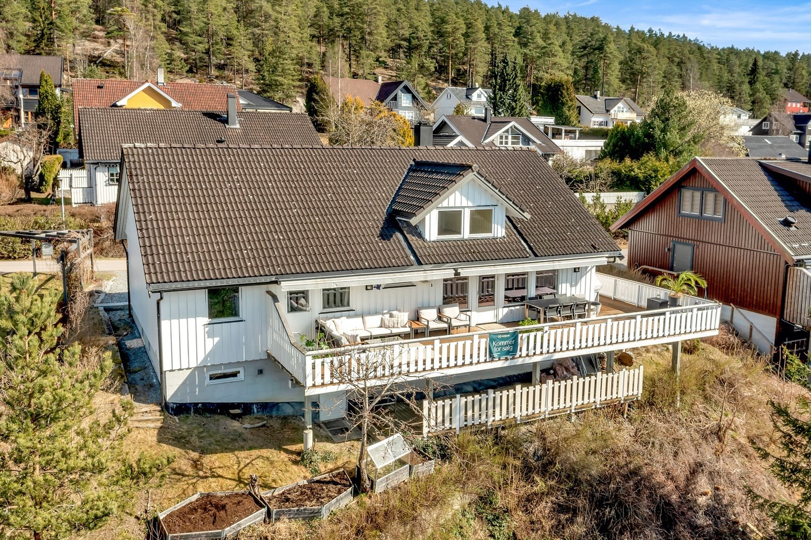 Boligen ligger i umiddelbar nærhet til marka, som byr på et bredt utvalg av turmuligheter til fots, på sykkel eller på ski. Galleribilde