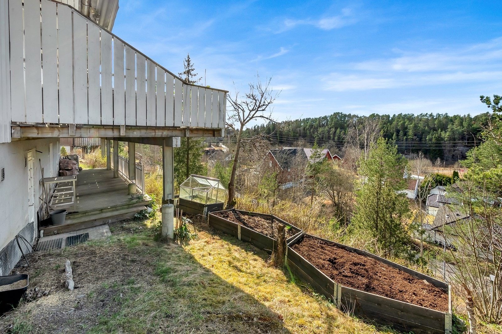 Fra den ene boden er det direkte utgang til en vestvendt terrasse på ca. 24 m². Her kan du nyte ettermiddagene i fredelige omgivelser, med god plass til både sittegruppe, grill og krukker med blomster eller urter. Galleribilde