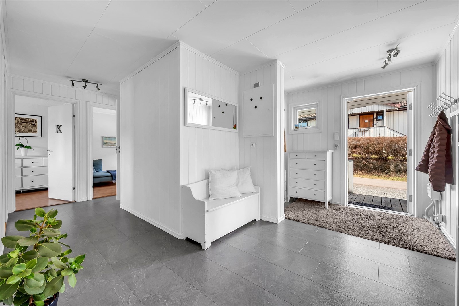 I første etasje finner du tre romslige soverom, alle med god plass og adkomst fra den lyse, åpne gangen. Galleribilde
