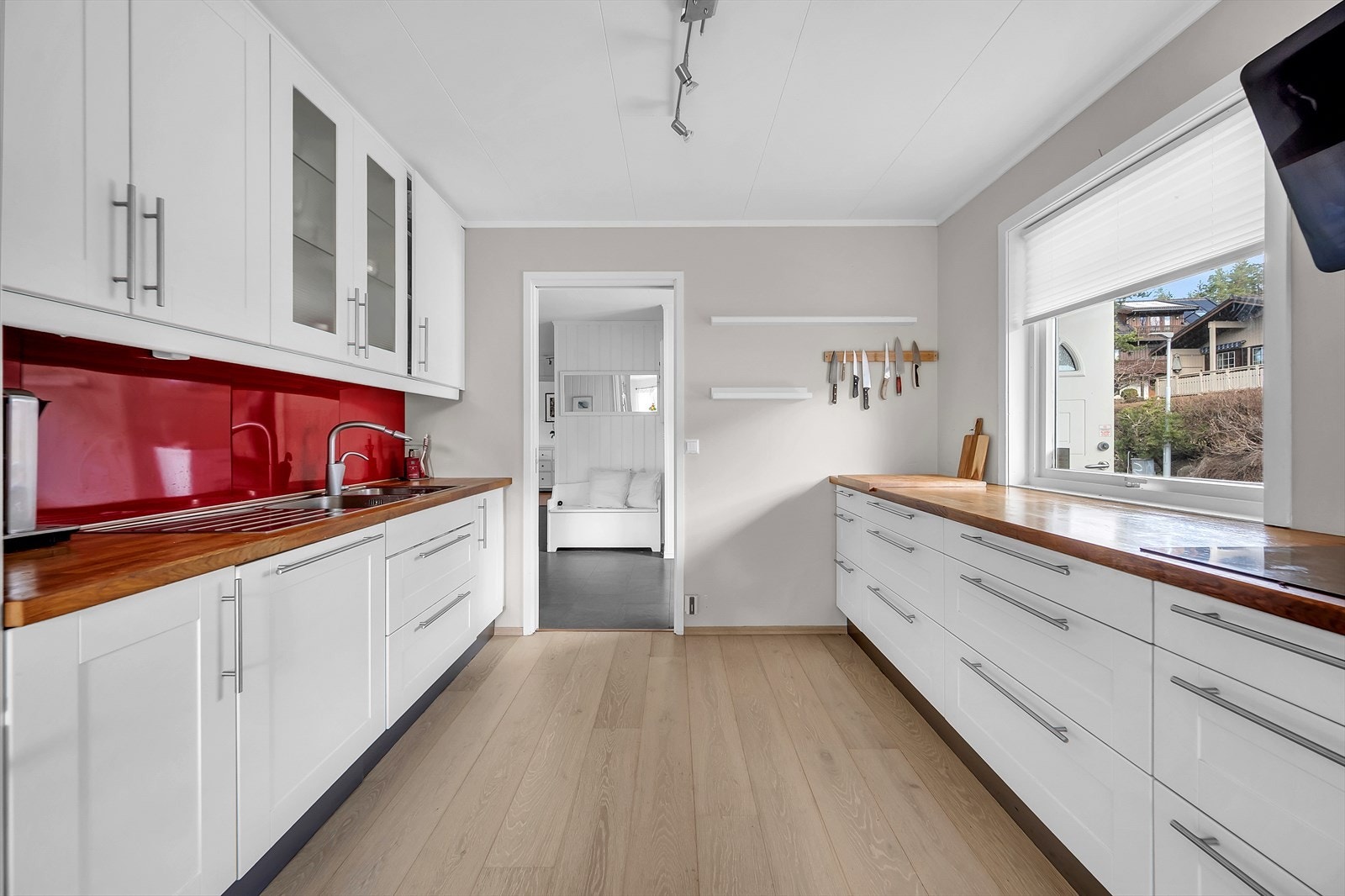 En solid benkeplate i heltre gir både varme og karakter, samtidig som den gir rikelig med arbeidsflate. Nedfelt kum og godt med skap- og benkeplass gjør kjøkkenet både praktisk og effektivt i bruk. Galleribilde
