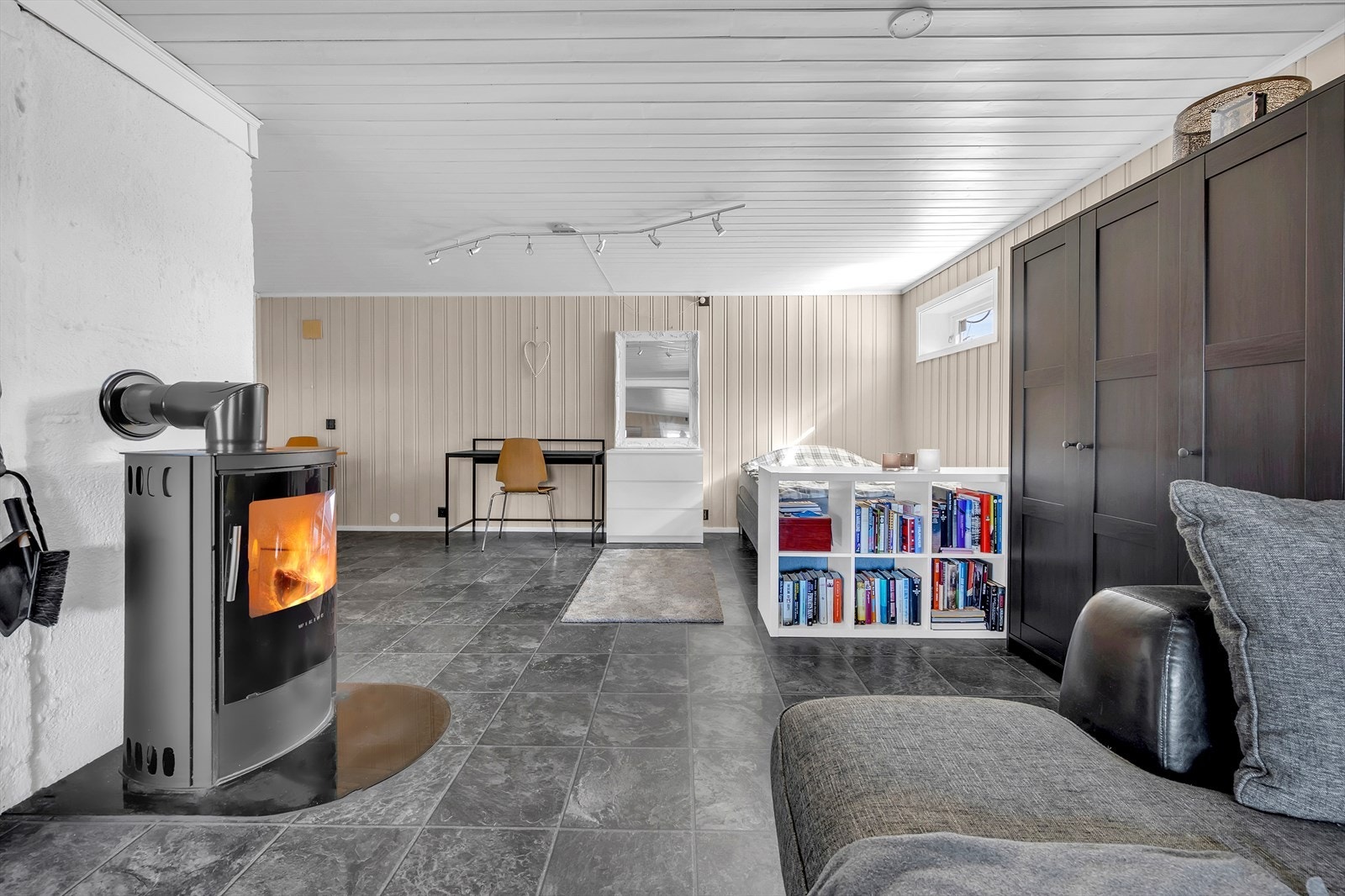 En moderne peisovn setter prikken over i-en og gir rommet en lun og innbydende atmosfære - perfekt på kjølige dager. Galleribilde