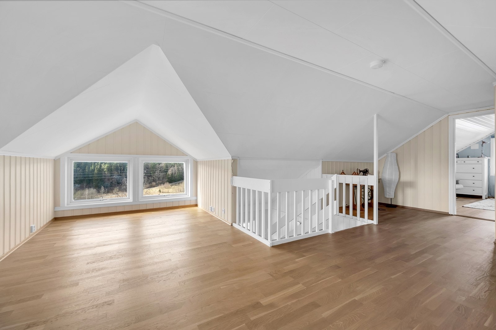 Dette rommet fungerer utmerket som loftstue eller lekestue for de minste i familien, eller som et eget fristed for ungdommen. Galleribilde