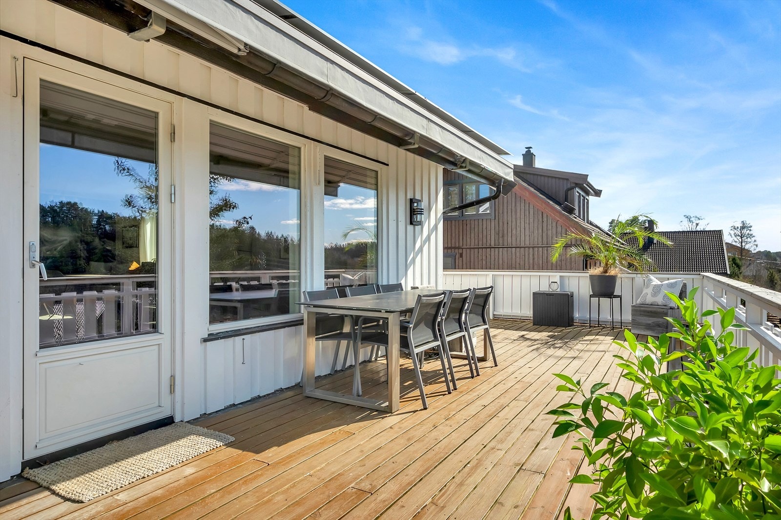 Eneboligen byr på flere solrike utearealer, perfekte for avslapning og utendørs aktiviteter. Fra stuen er det utgang til en stor og romslig vestvendt veranda på ca. 61 m² med utmerkede solforhold. Galleribilde