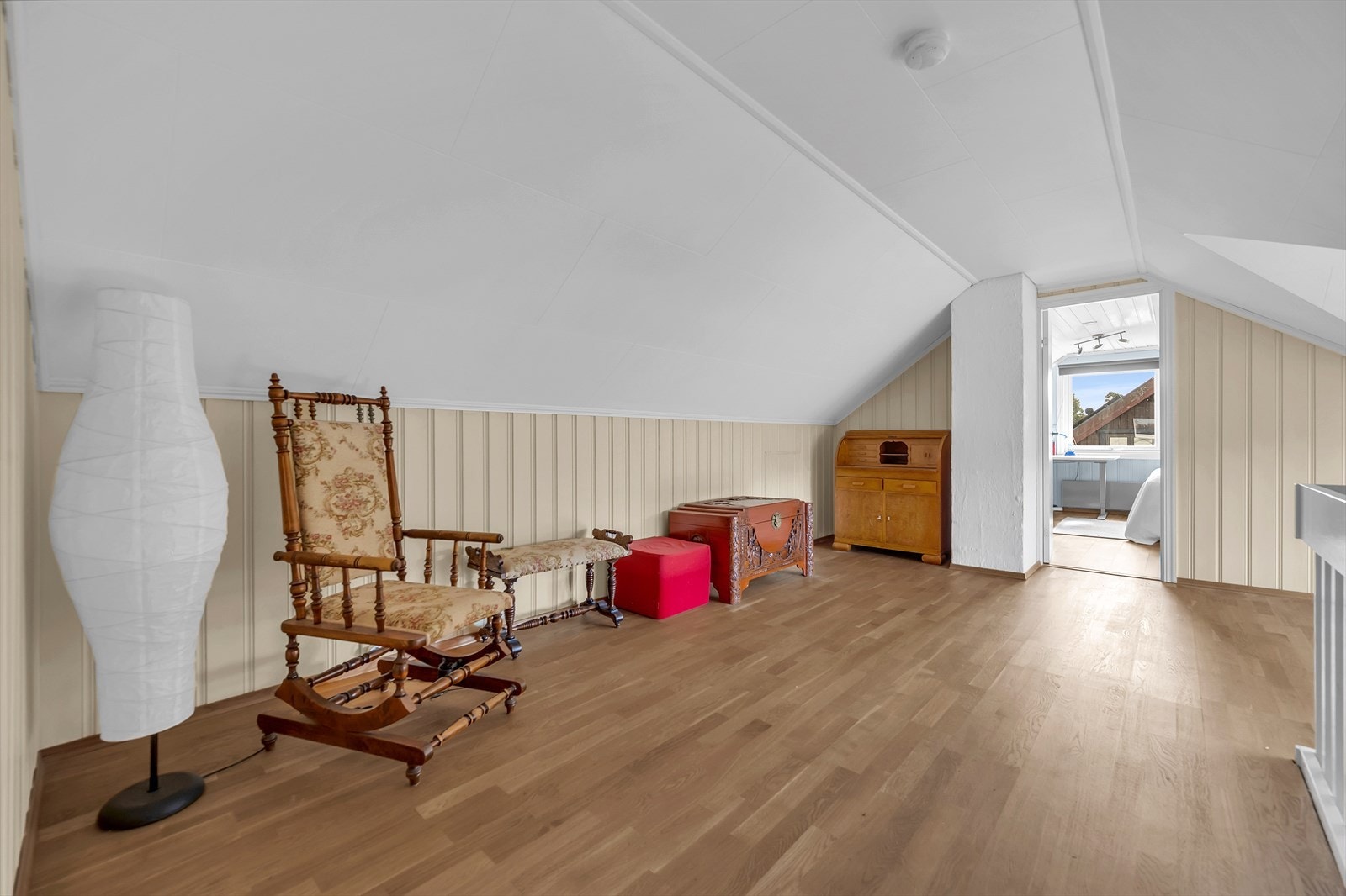 Med sin romslige utforming er det god plass til en komfortabel sittegruppe, TV-løsning og annet tilhørende møblement, slik at du kan skape en innbydende og funksjonell sone for både avslapning og underholdning. Galleribilde