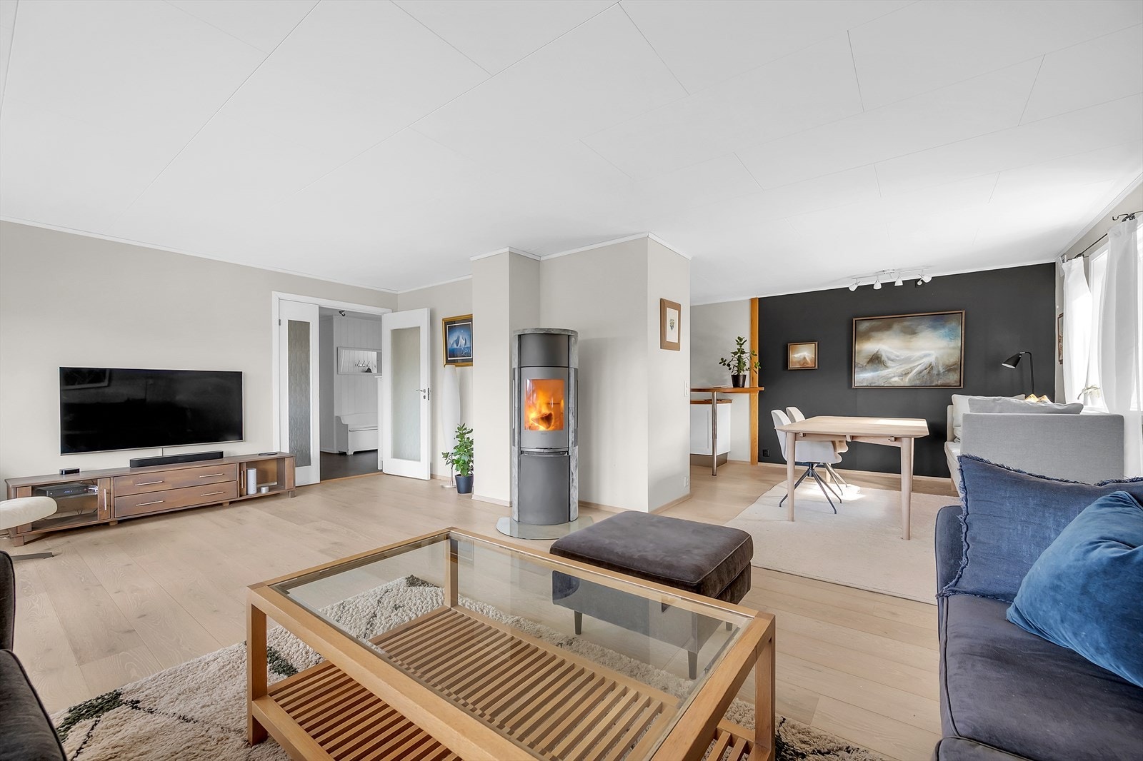 Gulvet er belagt med lys, flott 1-stavs parkett, og overflatene er malt i lune, delikate fargetoner. Galleribilde