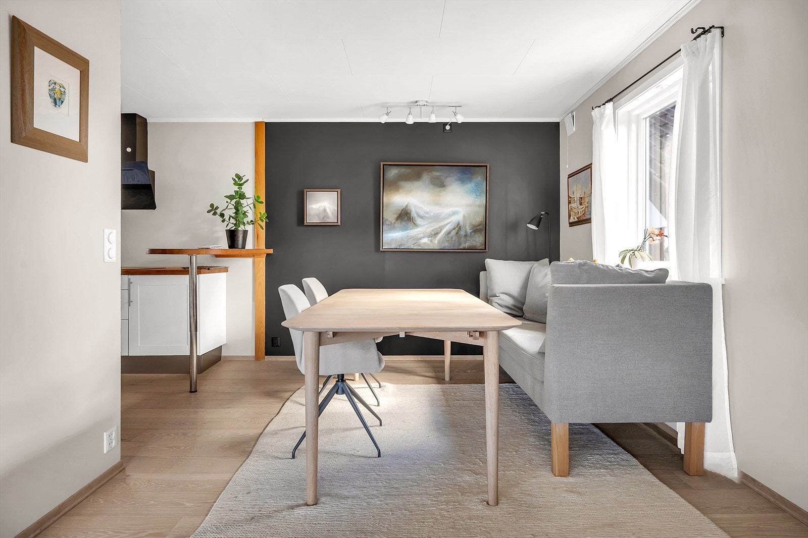 I tilknytning til kjøkkenet finner du god plass til et stort spisebord, perfekt for måltider og sosialt samvær. Galleribilde
