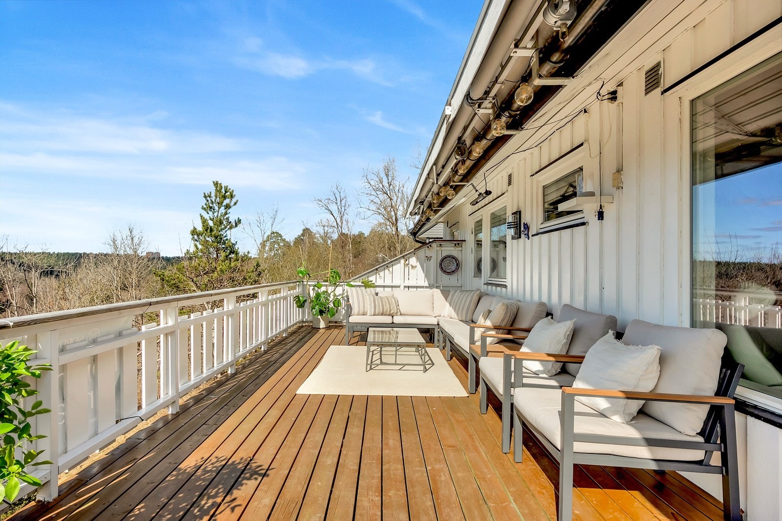 Den solrike verandaen gir deg en fantastisk mulighet til å nyte både morgenkaffen og middagene i fredelige, naturskjønne omgivelser, perfekt for å skape minner sammen med familie og venner. Galleribilde