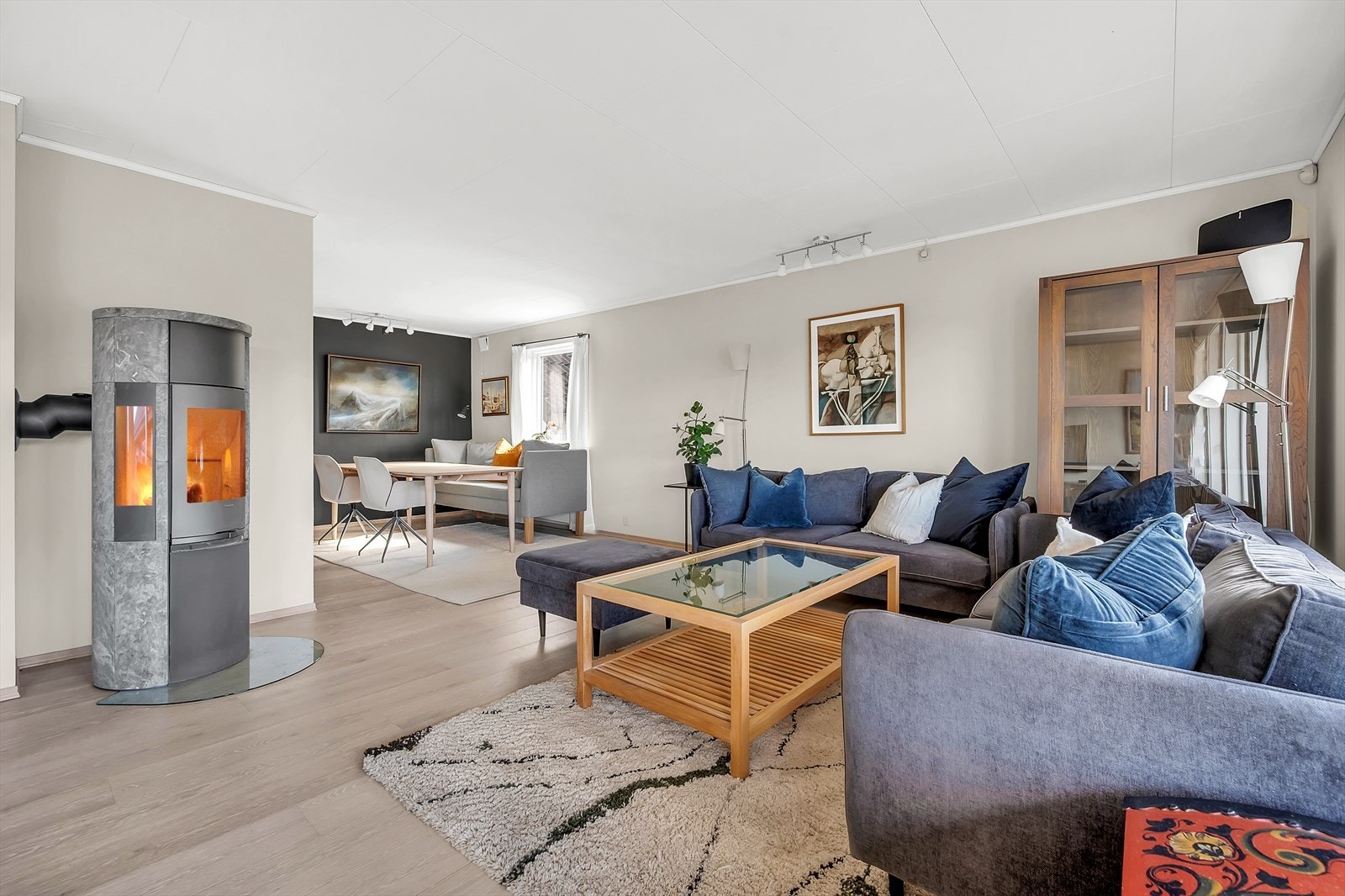 I stuen finner du også en moderne peisovn som skaper en varm og stemningsfull atmosfære, perfekt for kalde dager. Galleribilde