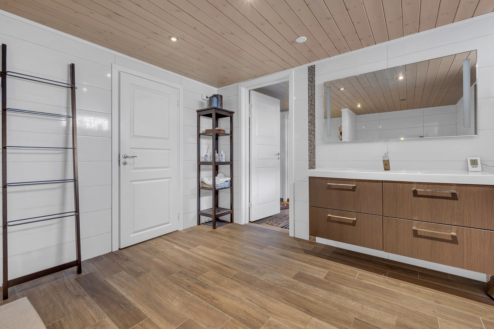 Innredningen er stilfullt designet med benkeskap med glatte fronter og en servant, som gir et moderne preg. Galleribilde