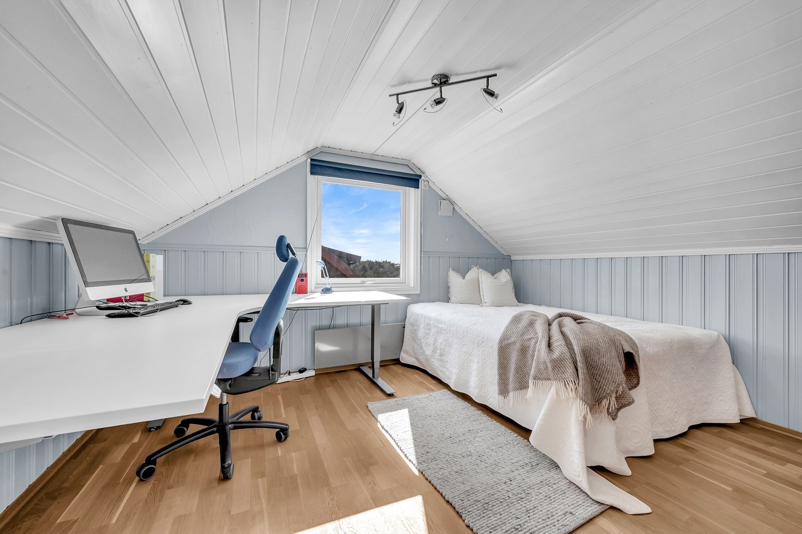 På loftet finner du to romslige soverom, begge med god plass til dobbeltseng og ønsket møblering. Galleribilde