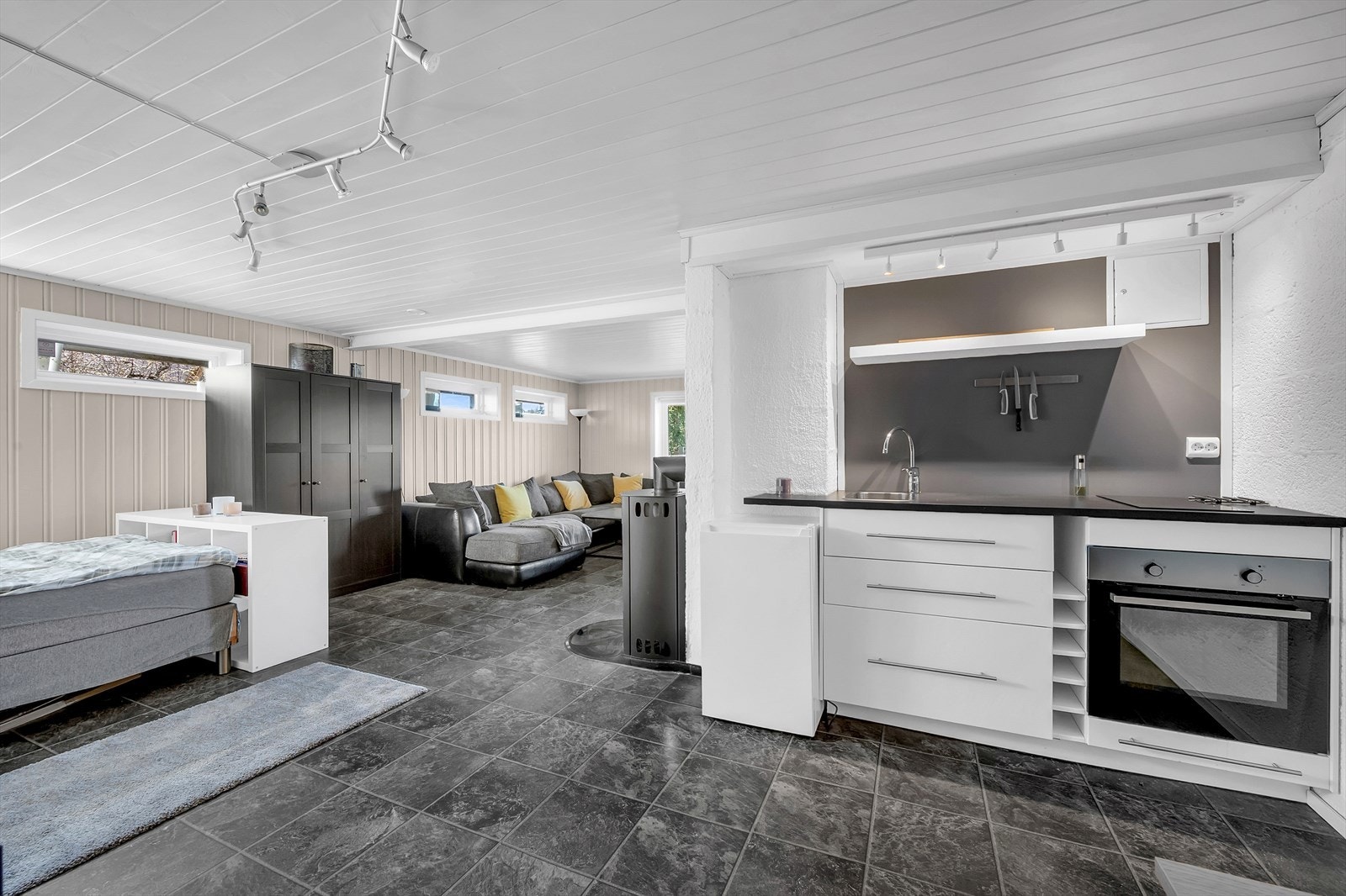 I kjelleren finner du en praktisk kjøkkenkrok med et pent IKEA-kjøkken, som har glatte fronter og integrerte hvitevarer, inkludert stekeovn og platetopp. Galleribilde