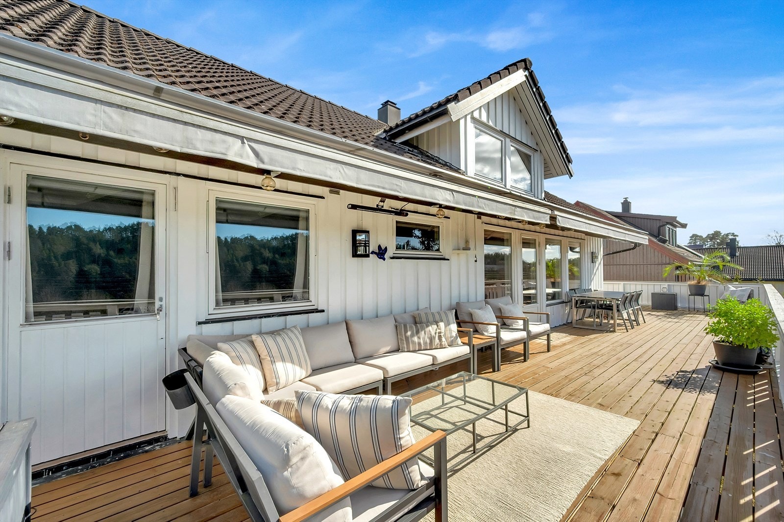 Denne innholdsrike eneboligen, fordelt på tre plan, ligger rolig og stille til på Dal - et perfekt hjem for både barn og voksne i alle livets faser. Galleribilde