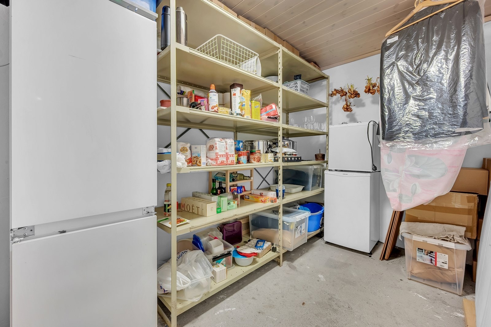 I underetasjen finner du to romslige boder med svært god lagringsplass. Galleribilde