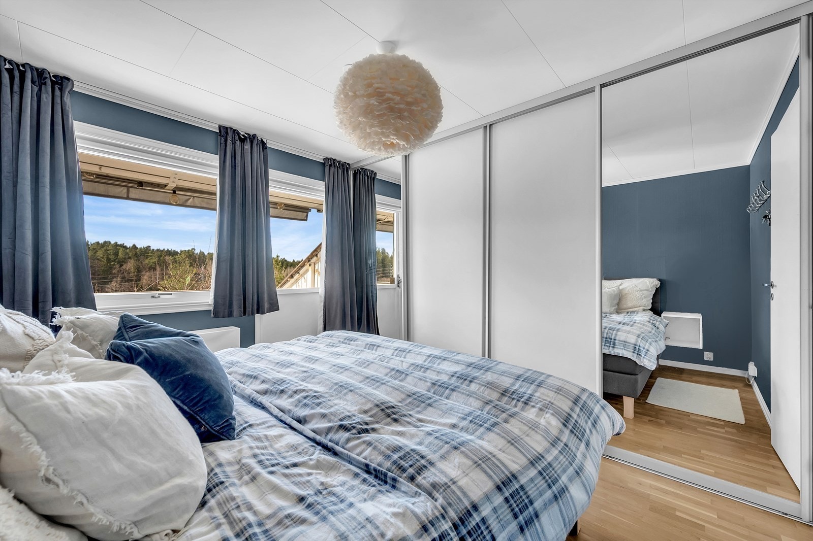 Dette soverommet har svært gode oppbevaringsmuligheter i en stor og romslig skyvedørsgarderobe. Galleribilde