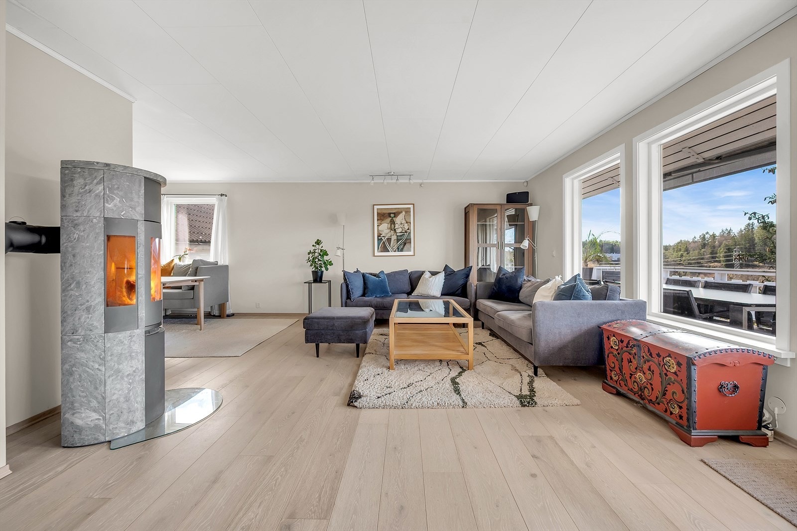 Denne innholdsrike eneboligen, fordelt på tre plan, ligger rolig og stille til på Dal - et perfekt hjem for både barn og voksne i alle livets faser. Galleribilde