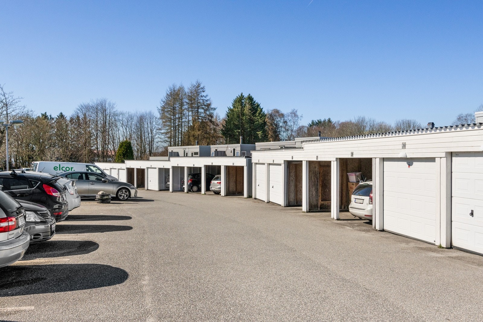 Boligen har tilhørende carport. Galleribilde