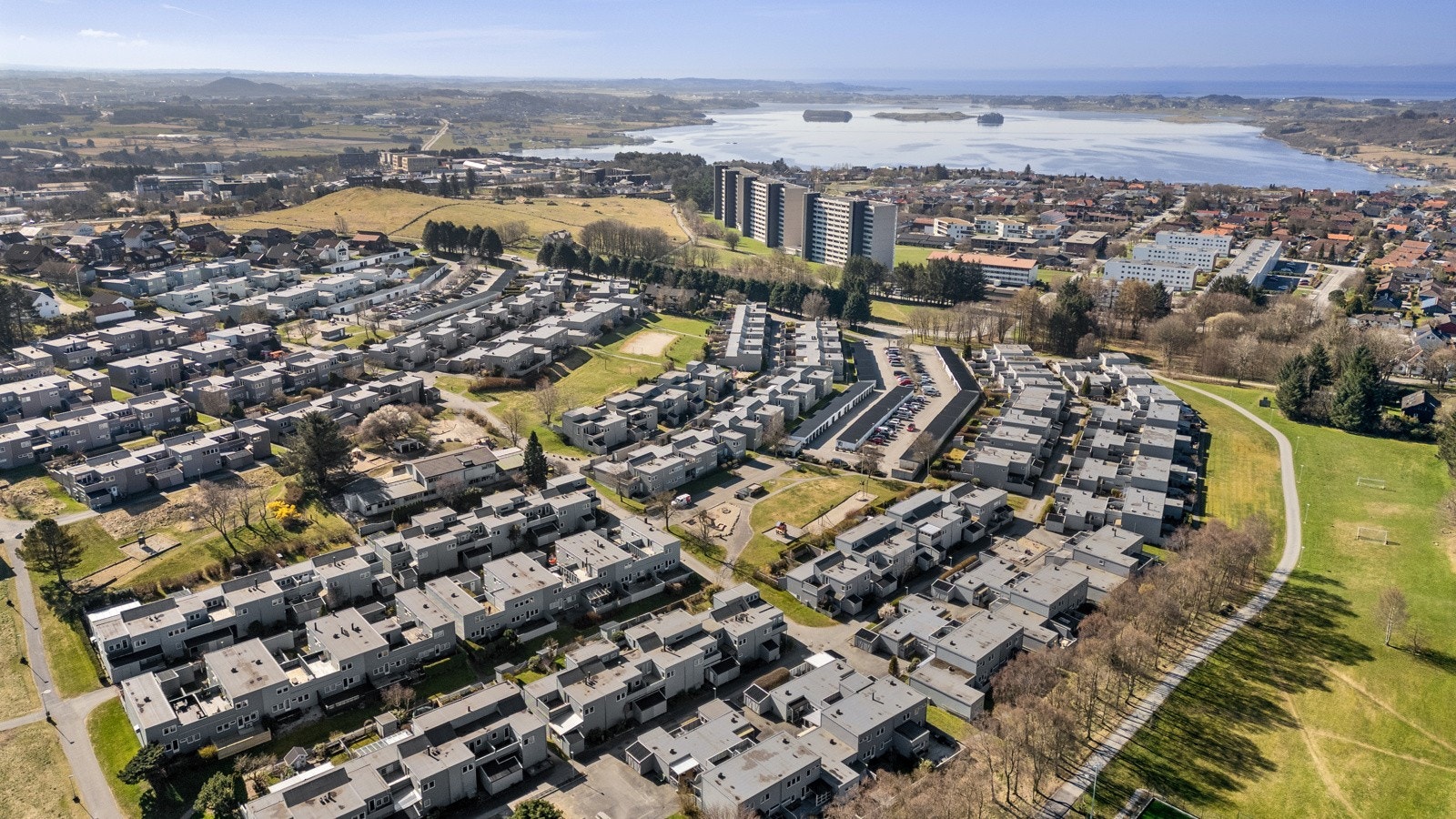 Det er kort vei til både skoler, barnehager, dagligvarebutikk og bussholdeplass. Galleribilde