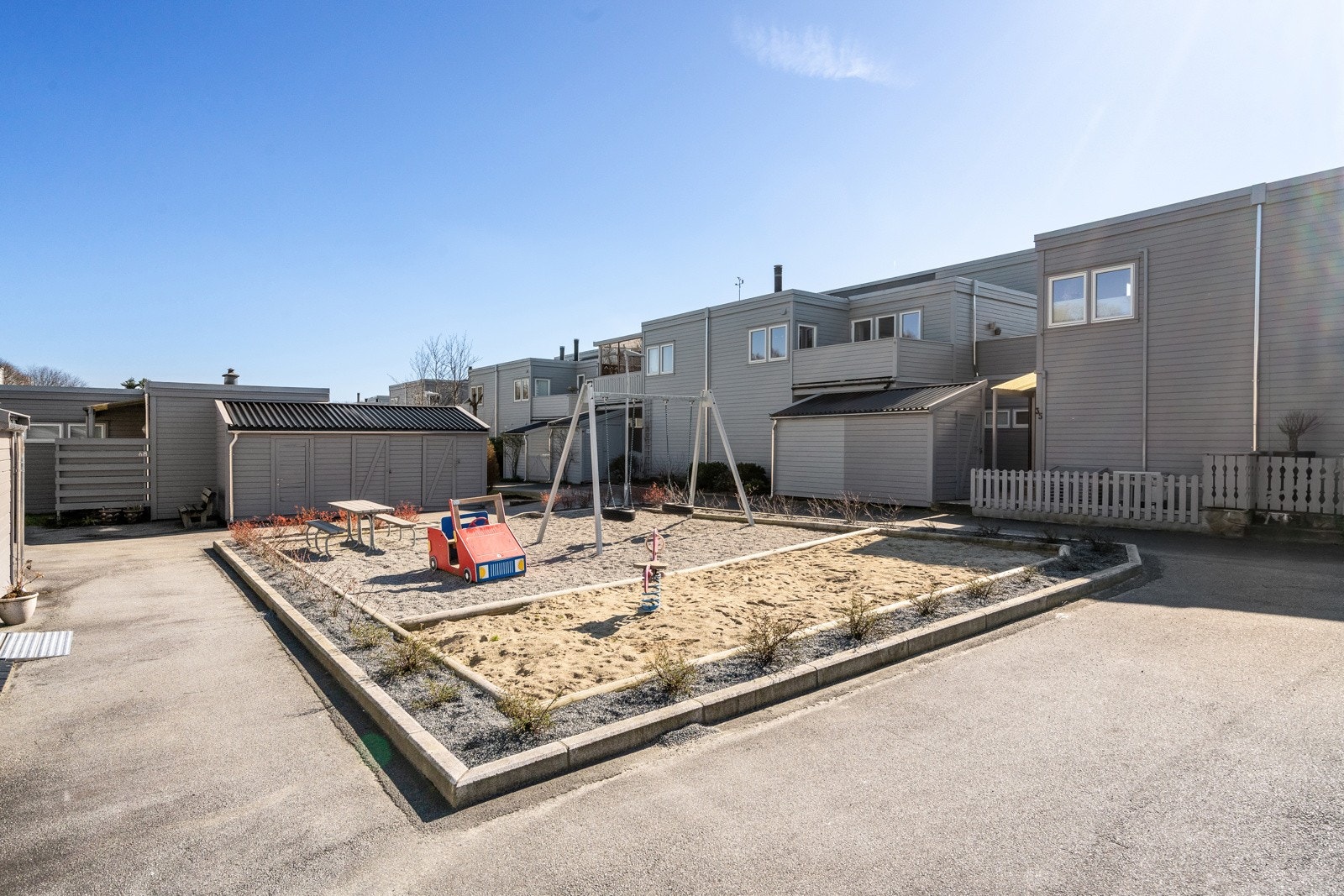 Det er også et trivelig atrium og lekeplass foran boligen. Galleribilde