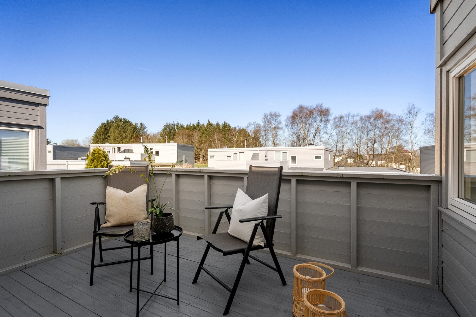 Balkong med utgang fra stue. Galleribilde