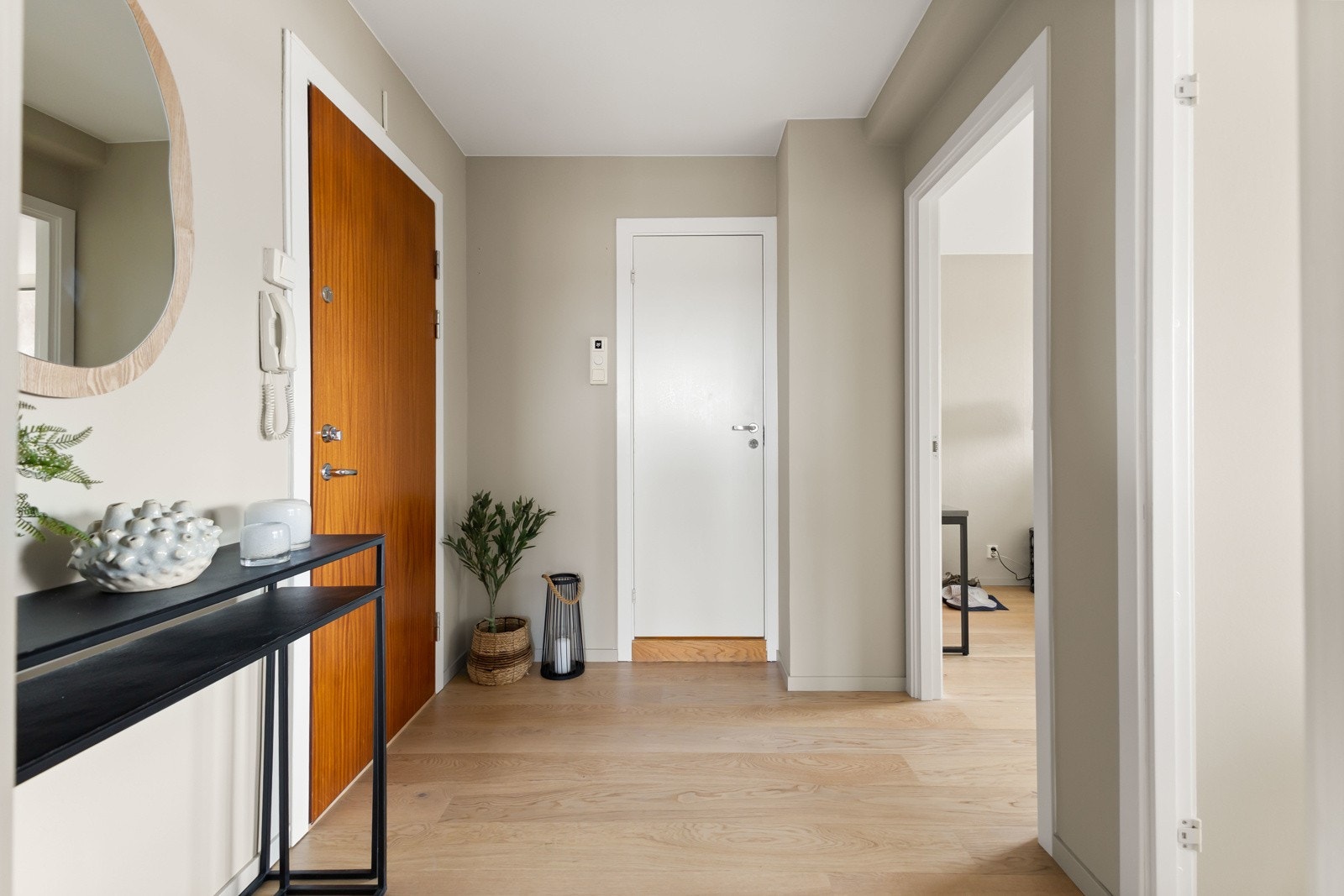 Entré med plass til garderobeskap Galleribilde