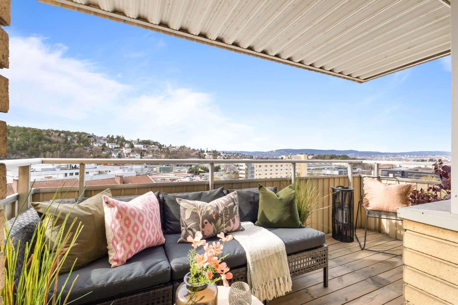 Solrik vestvendt balkong på 7 kvm med flott utsikt Galleribilde