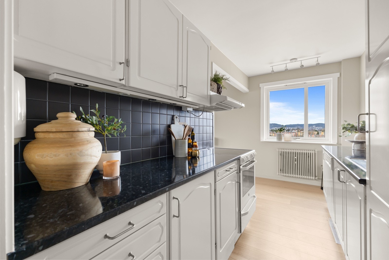 Mulig å åpne mer av veggen mellom kjøkken og stuen om man ønsker en åpen løsning Galleribilde