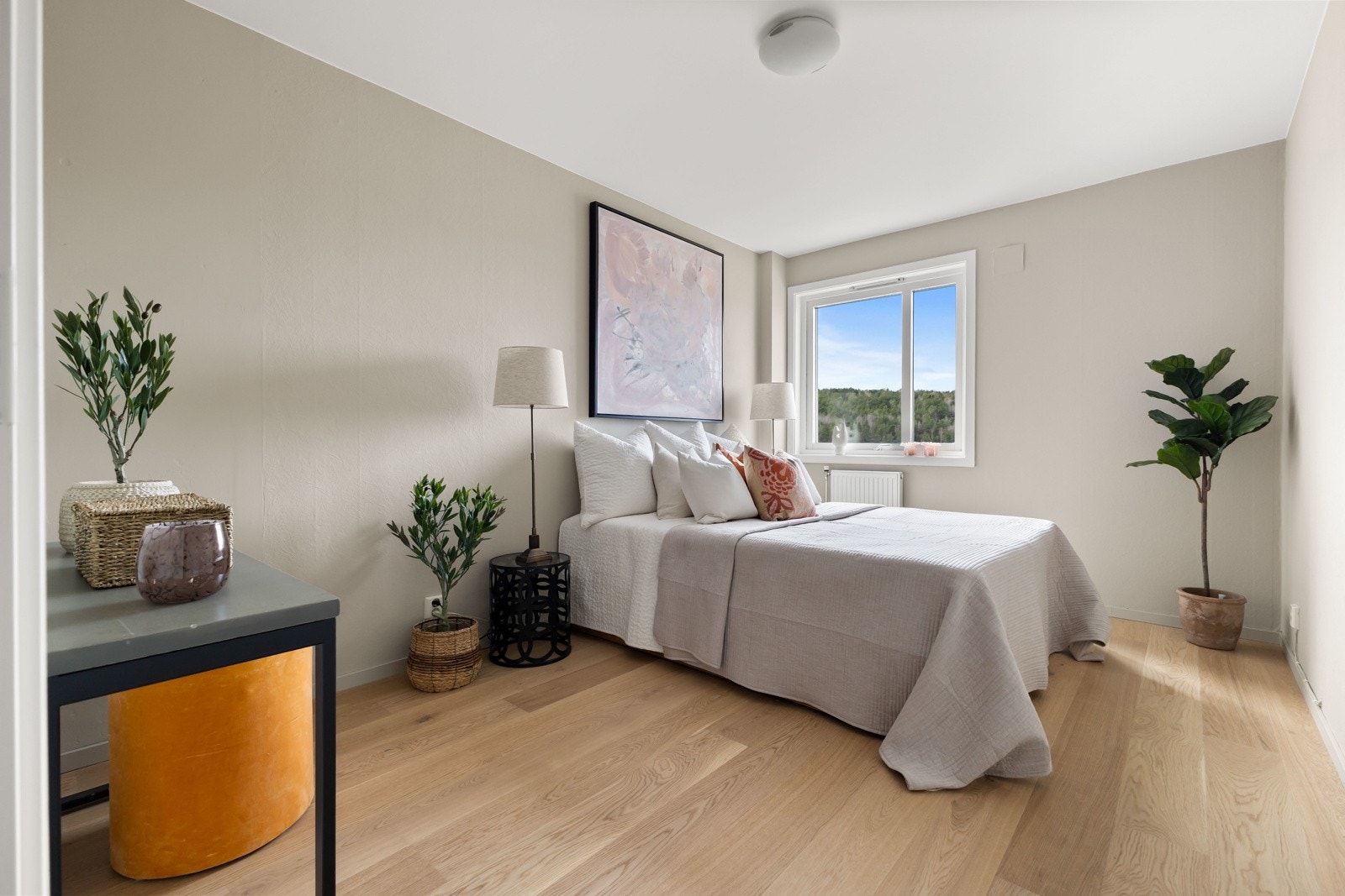 Lyst og romslig soverom Galleribilde