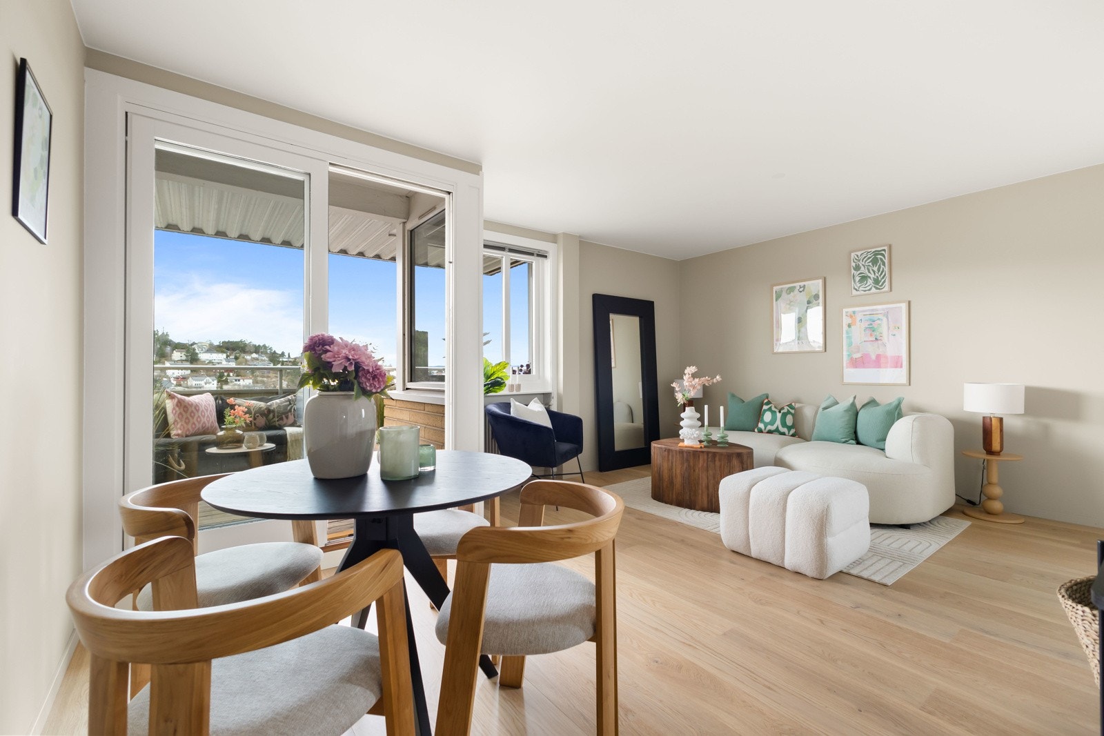 Romslig stue med god plass til sofagruppe og spisebord Galleribilde