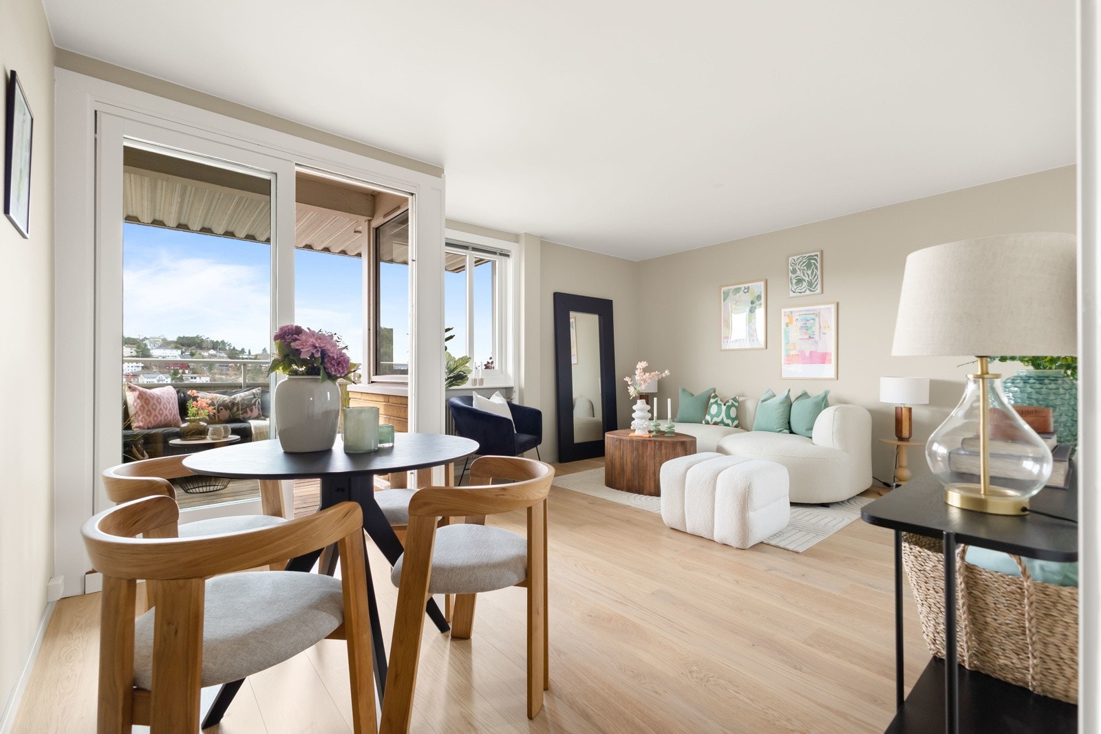 PrivatMegler Stefan Safri ønsker velkommen til Enebakkveien 164 Galleribilde