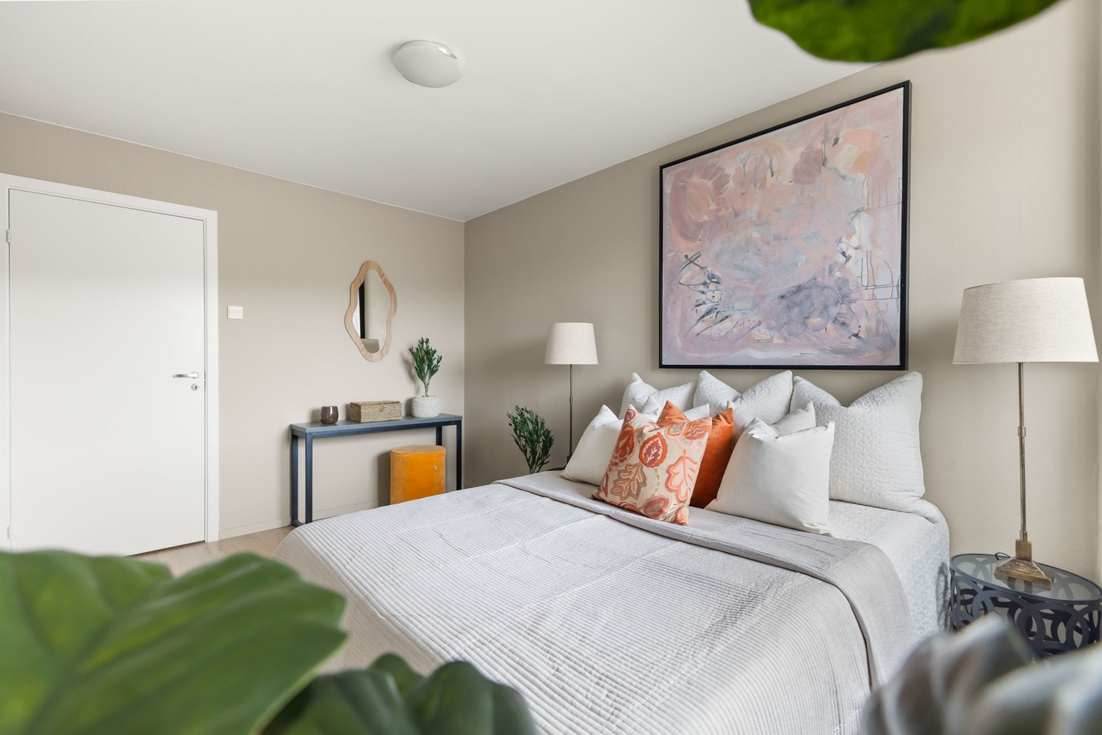 God plass til dobbeltseng og skap Galleribilde