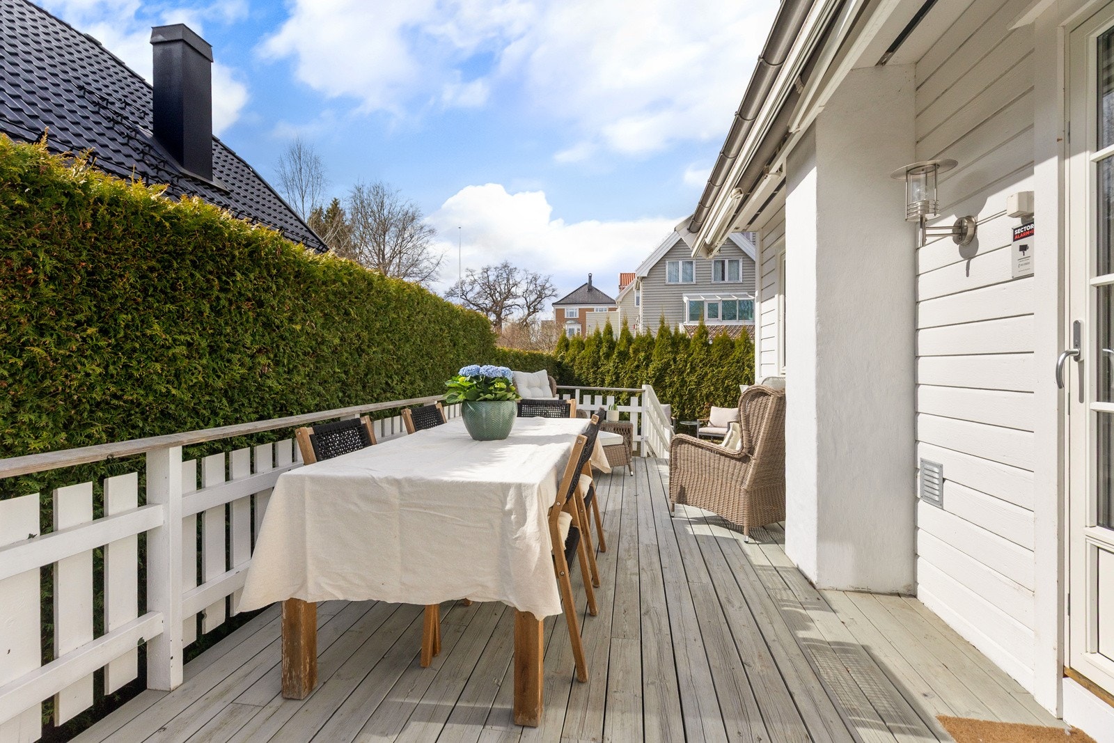 Fra stuen er det utgang til sydvestvendt terrasse Galleribilde