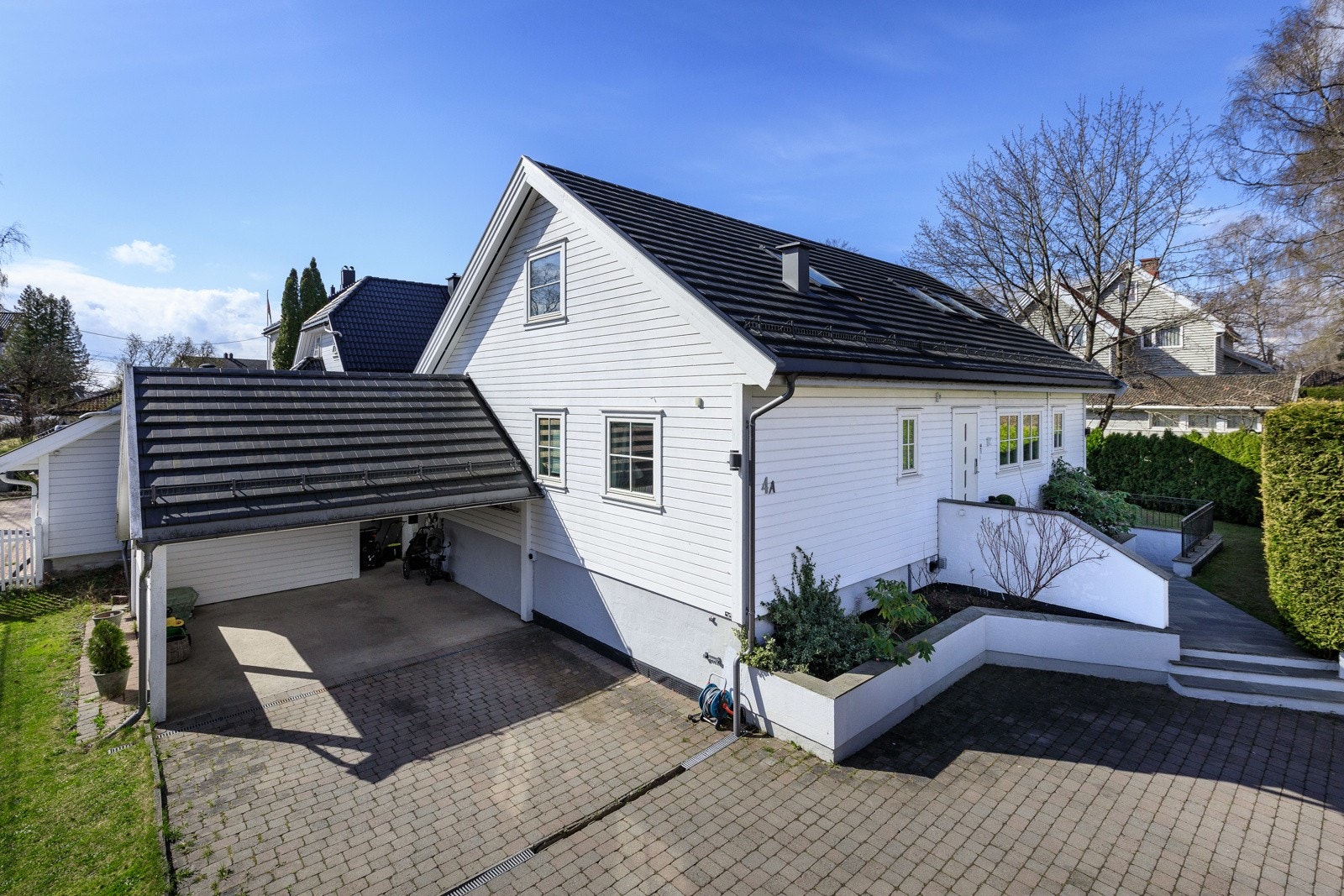 Stor gårdsplass. Carport med plass til to biler. Elbil-lader montert Galleribilde