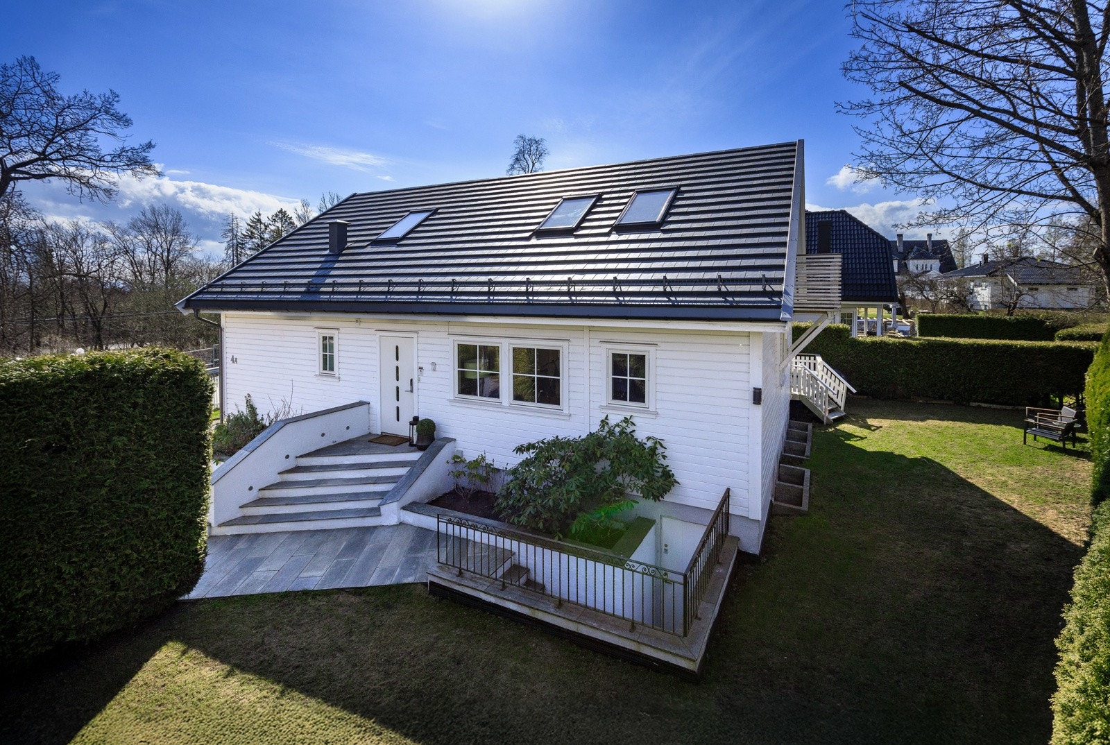 Romslig og solrik hage Galleribilde
