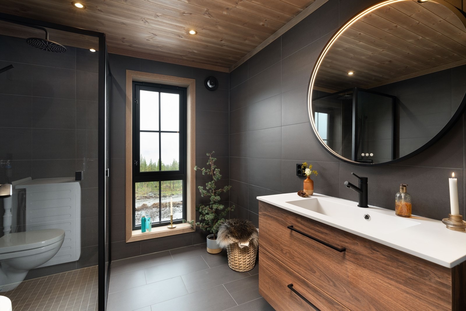 Nydelig bad med flislagte overflater. Galleribilde